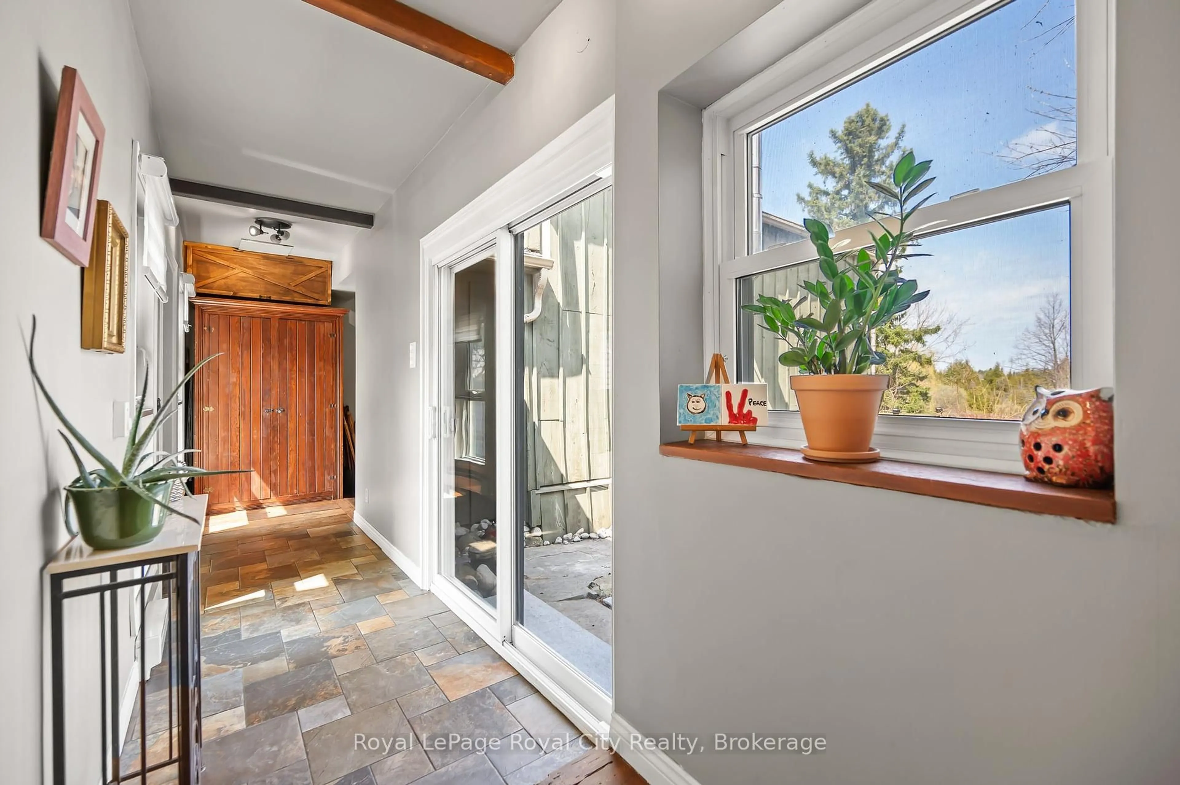 Indoor entryway for 73 Queen St, Puslinch Ontario N1E 4R9