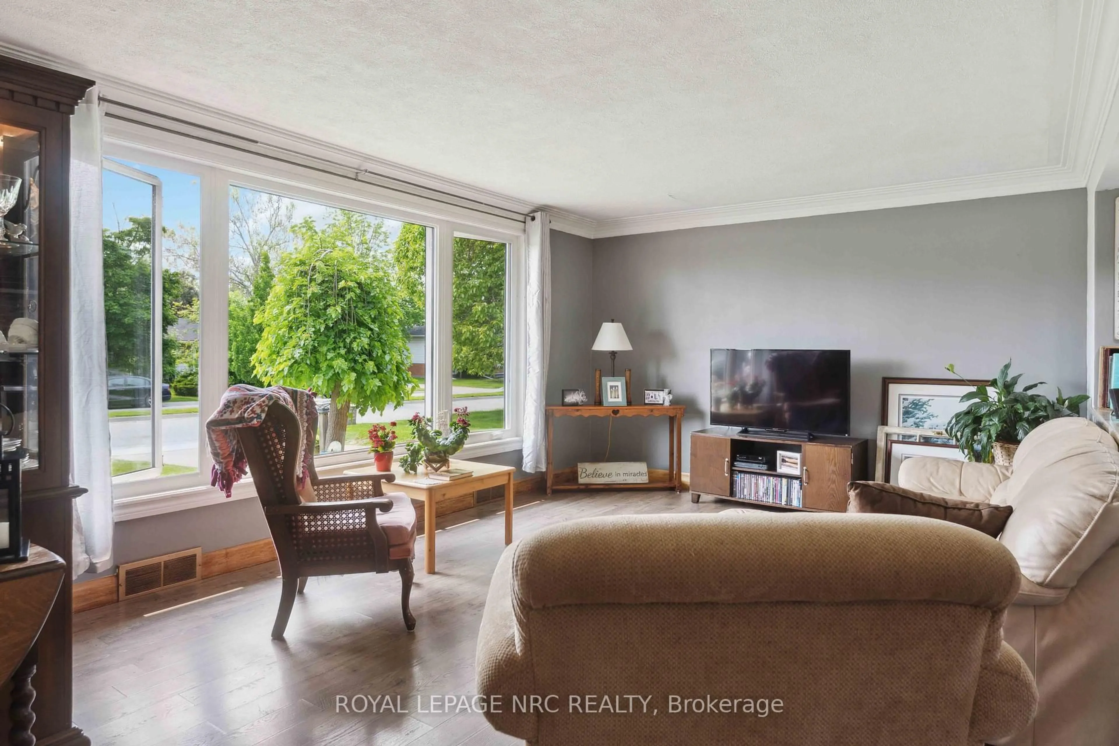 Living room with furniture, unknown for 10 Riverview Blvd, St. Catharines Ontario L2T 3L6