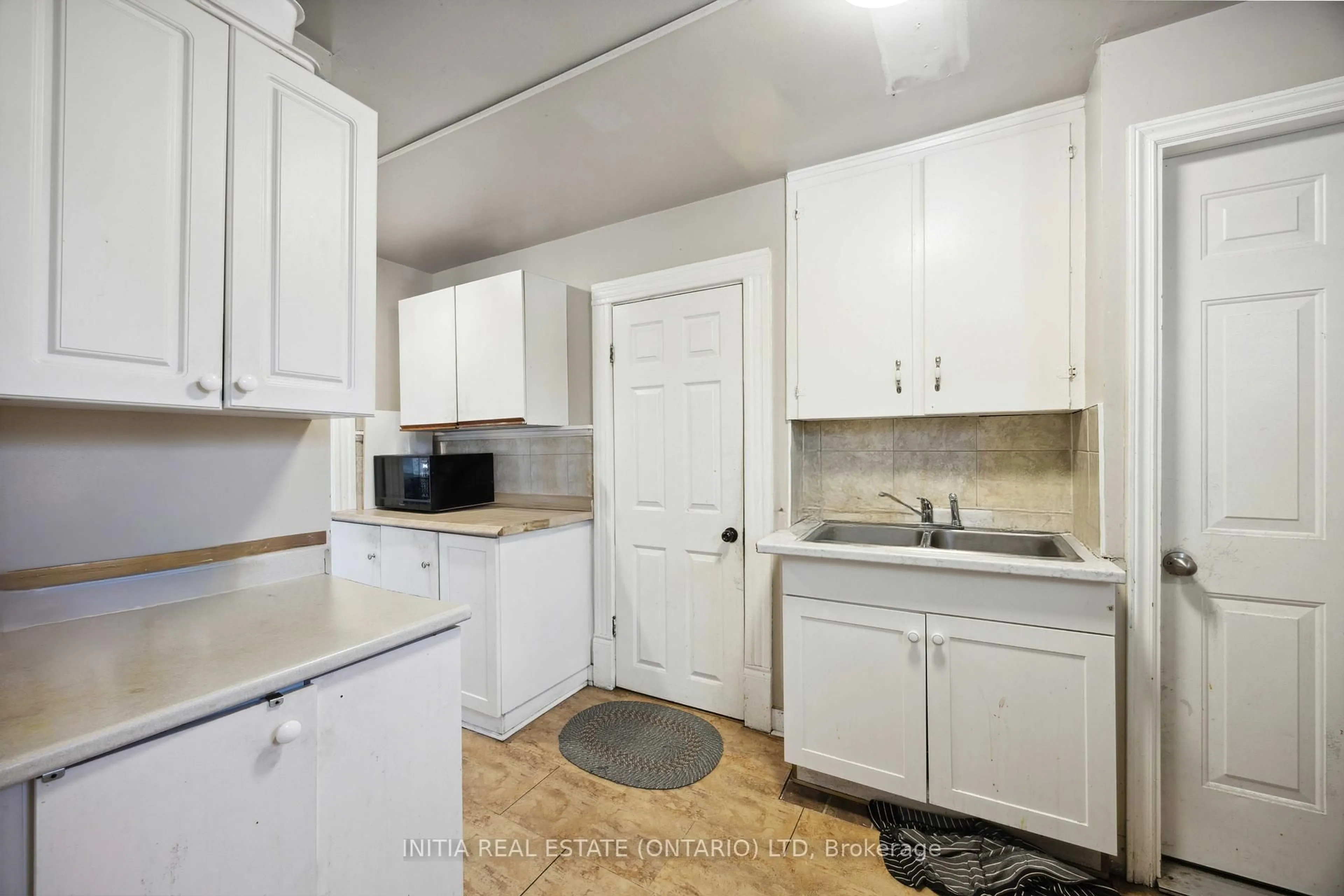 Standard kitchen, unknown for 150 College Ave, Sarnia Ontario N7T 6B3