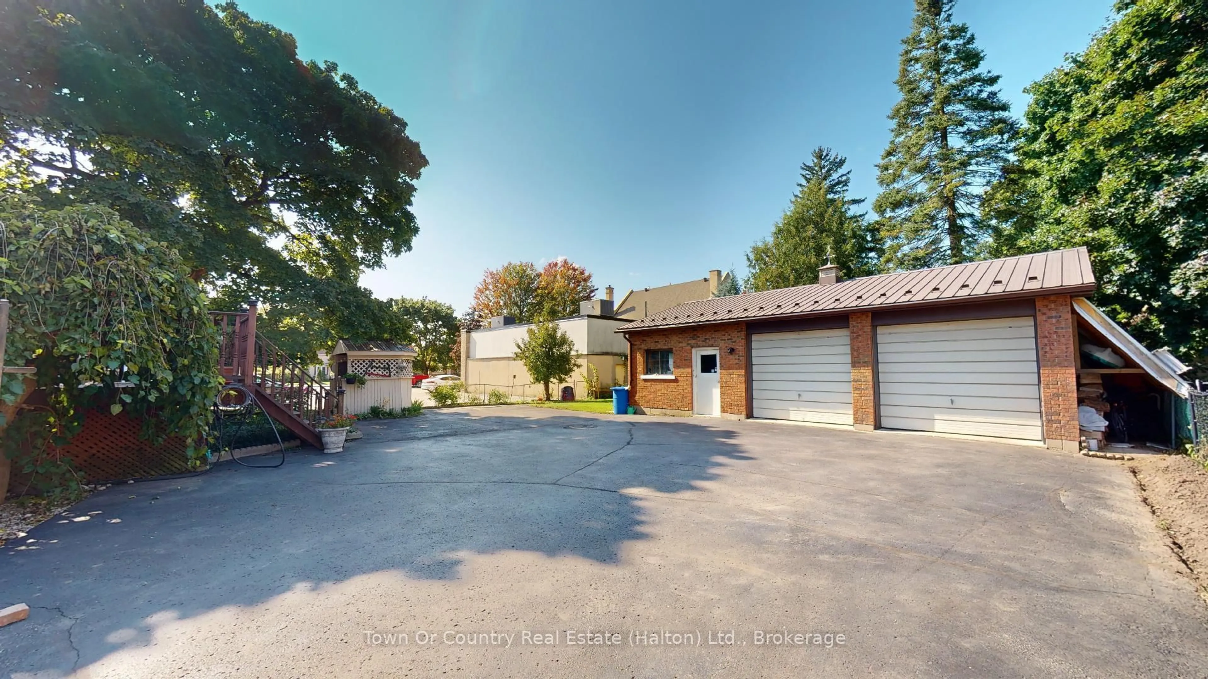 A pic from outside/outdoor area/front of a property/back of a property/a pic from drone, street for 540 10th Ave, Hanover Ontario N4N 2P4