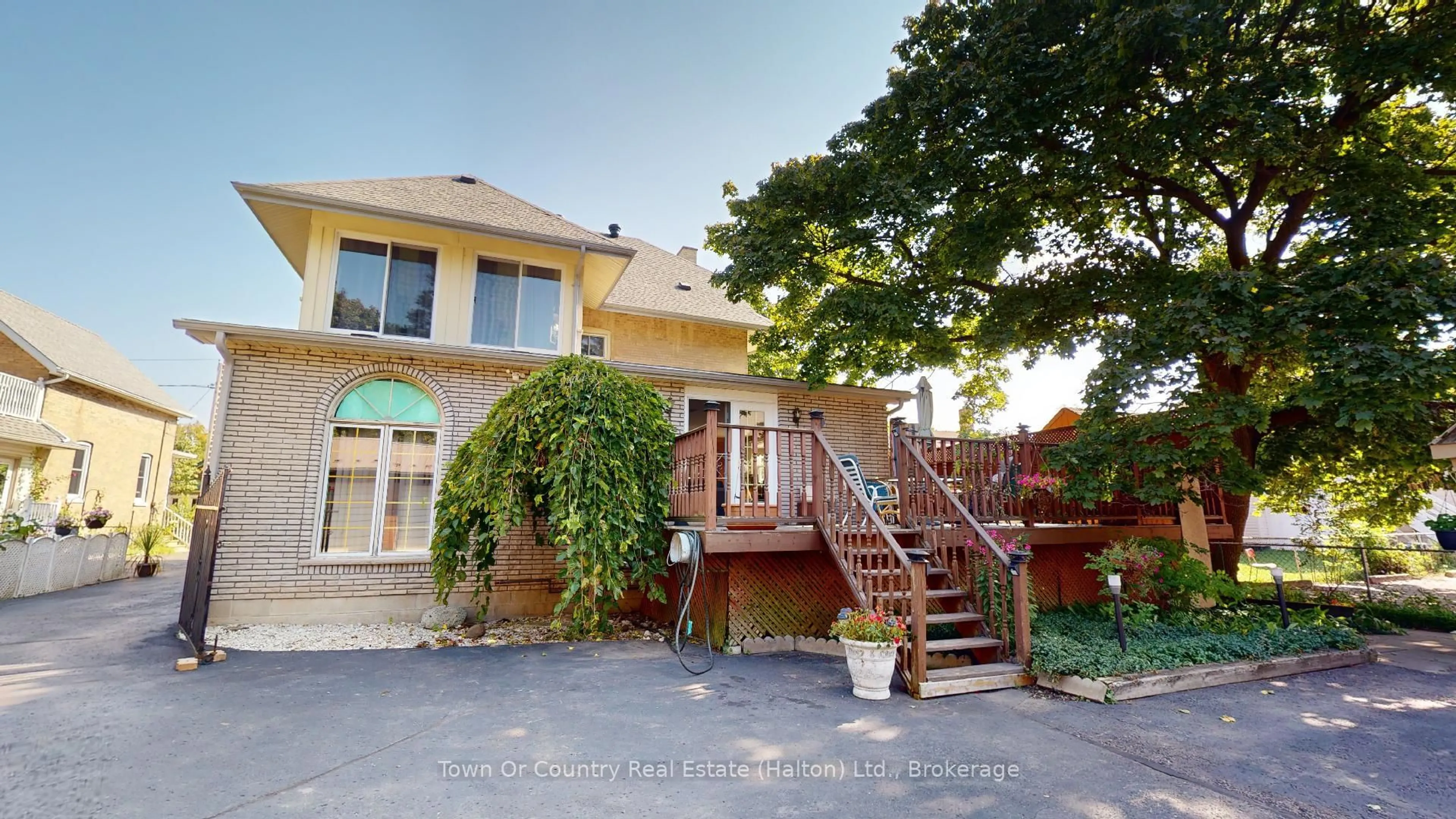 A pic from outside/outdoor area/front of a property/back of a property/a pic from drone, street for 540 10th Ave, Hanover Ontario N4N 2P4