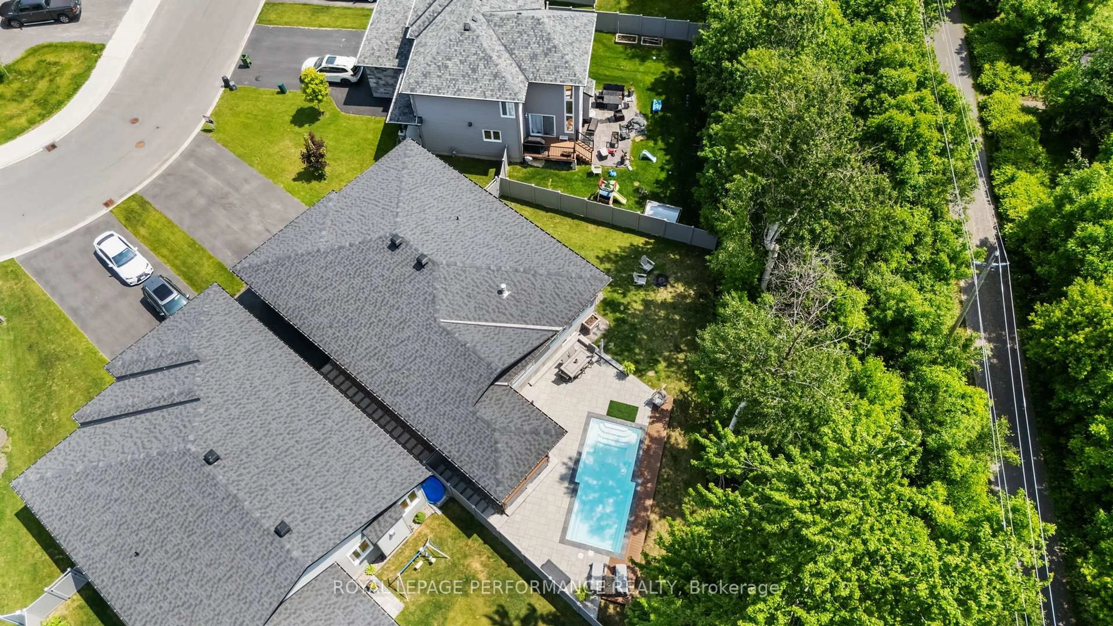 A pic from outside/outdoor area/front of a property/back of a property/a pic from drone, unknown for 192 Hybrid St, Russell Ontario K0A 1W0