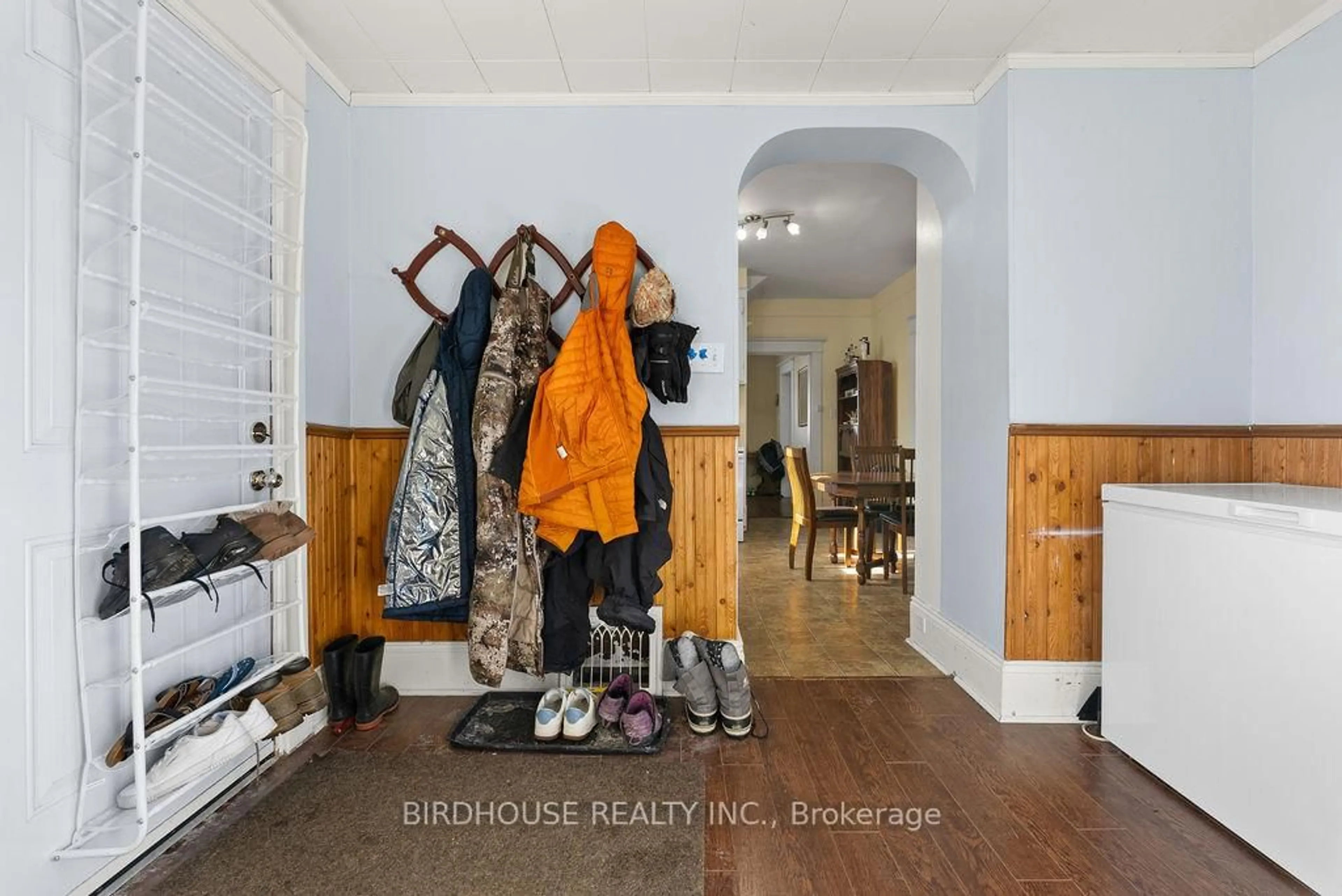 Indoor entryway for 96 Lindsay St, Kawartha Lakes Ontario K9V 2M6