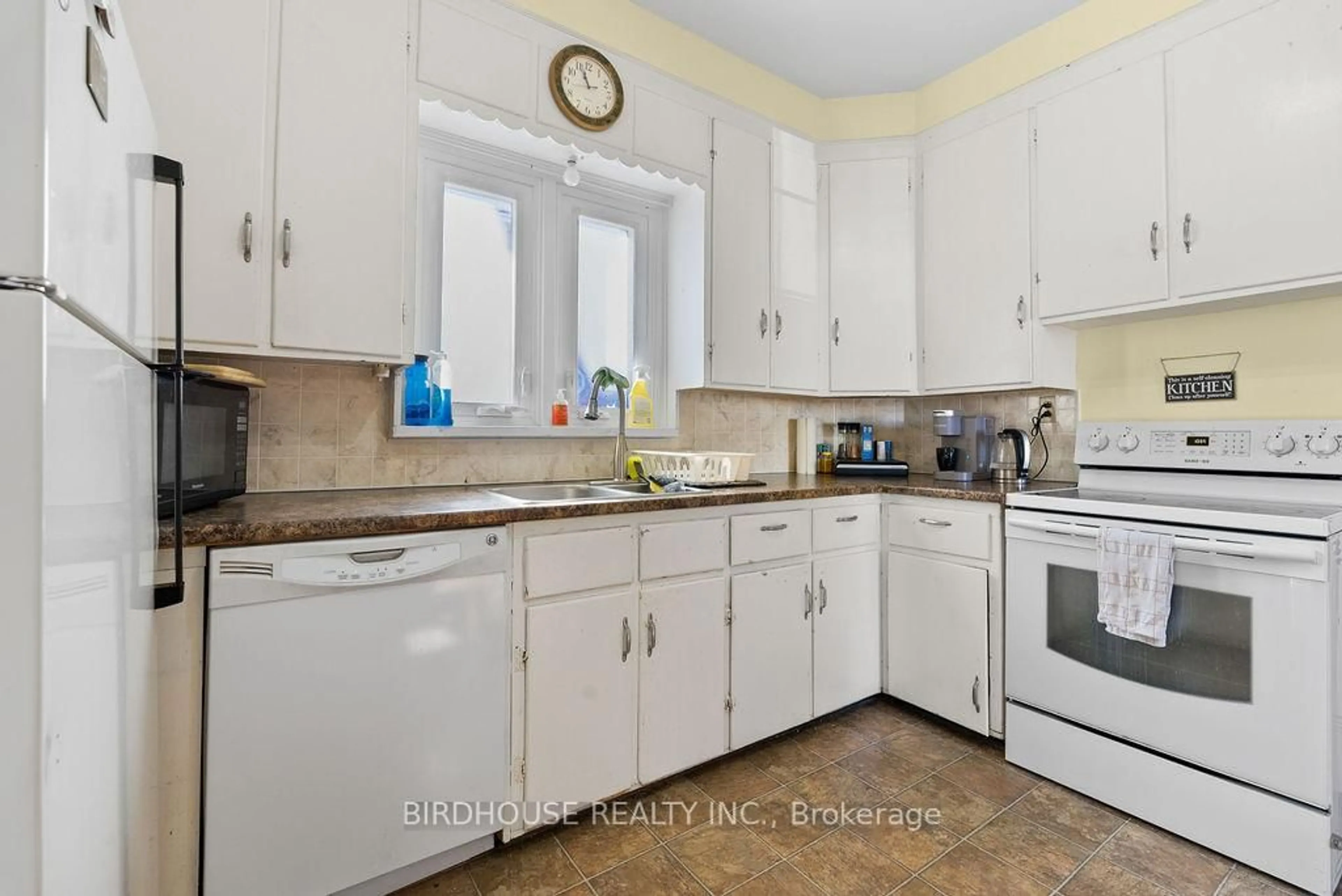 Standard kitchen, ceramic/tile floor for 96 Lindsay St, Kawartha Lakes Ontario K9V 2M6