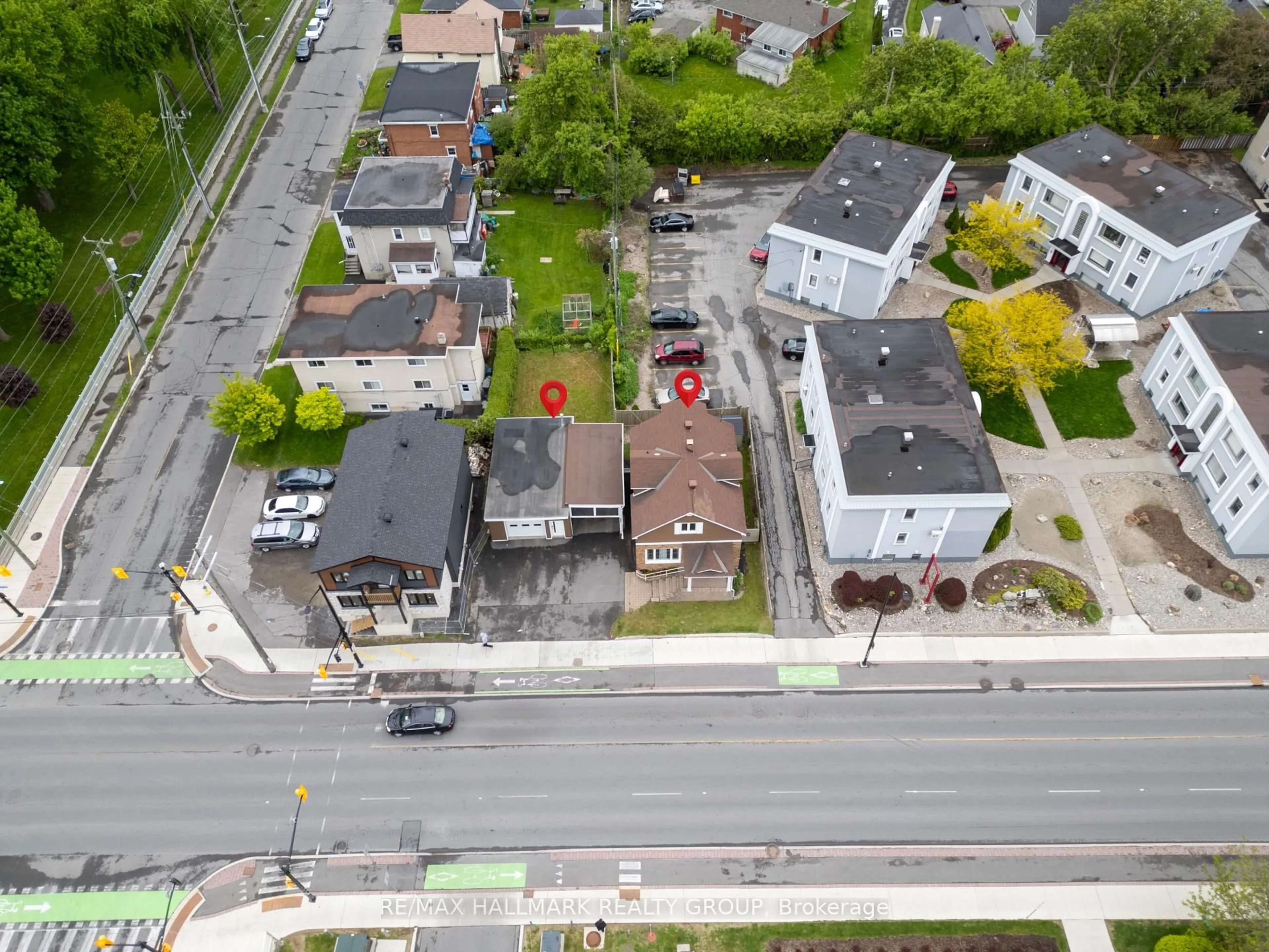 A pic from outside/outdoor area/front of a property/back of a property/a pic from drone, street for 412 Montreal Rd, Ottawa Ontario K1K 0V4