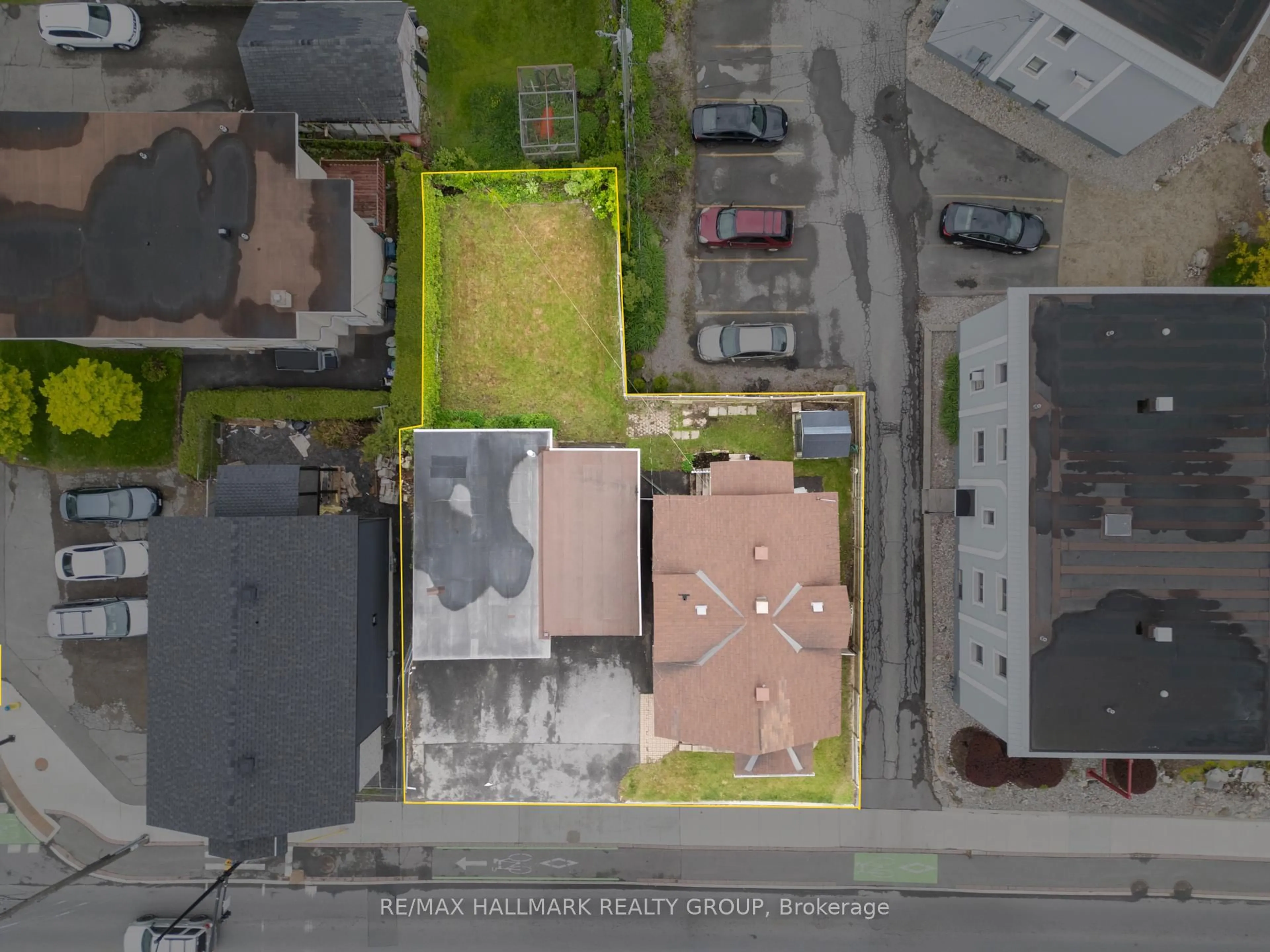 A pic from outside/outdoor area/front of a property/back of a property/a pic from drone, street for 412 Montreal Rd, Ottawa Ontario K1K 0V4