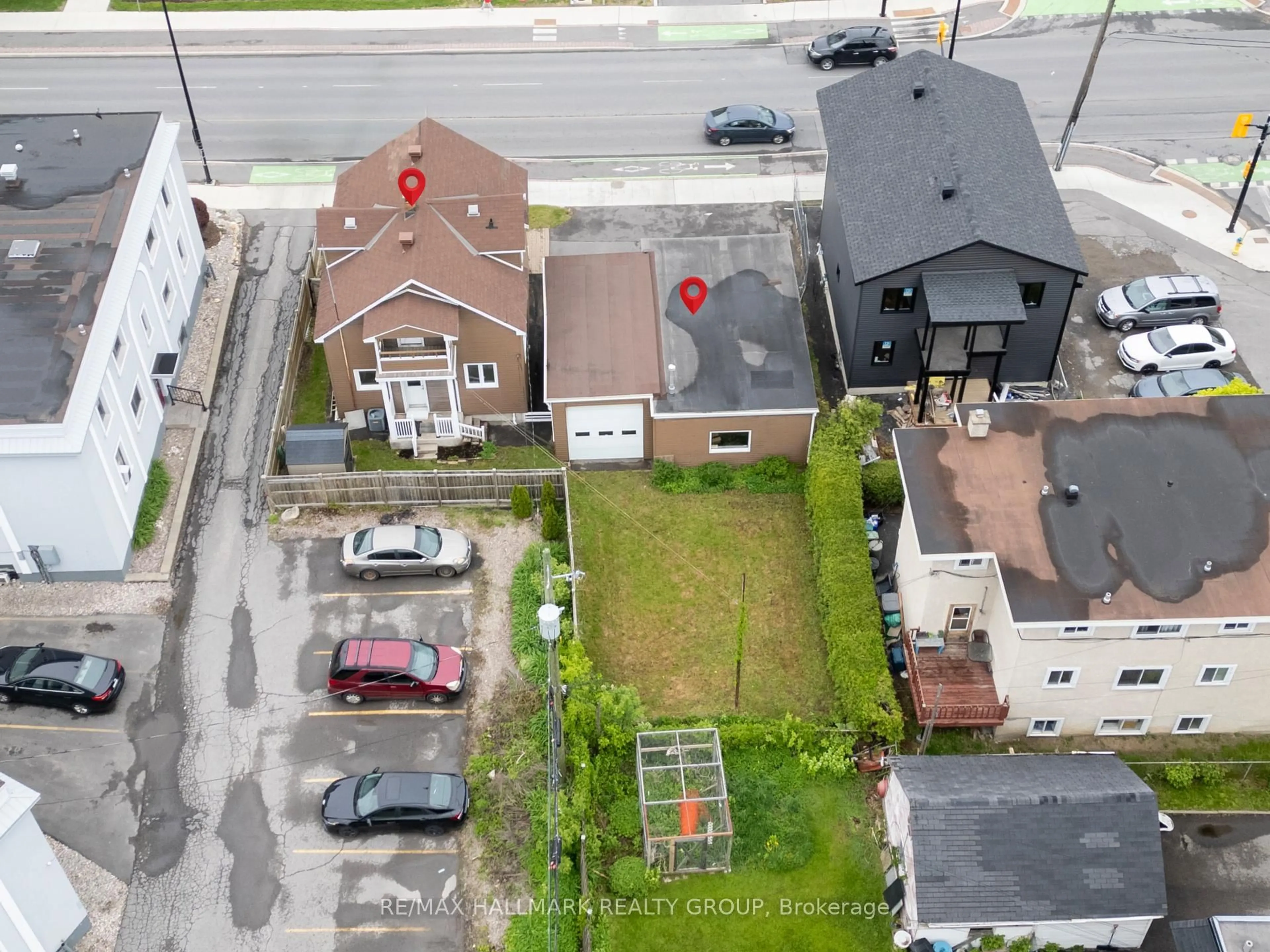 A pic from outside/outdoor area/front of a property/back of a property/a pic from drone, street for 412 Montreal Rd, Ottawa Ontario K1K 0V4