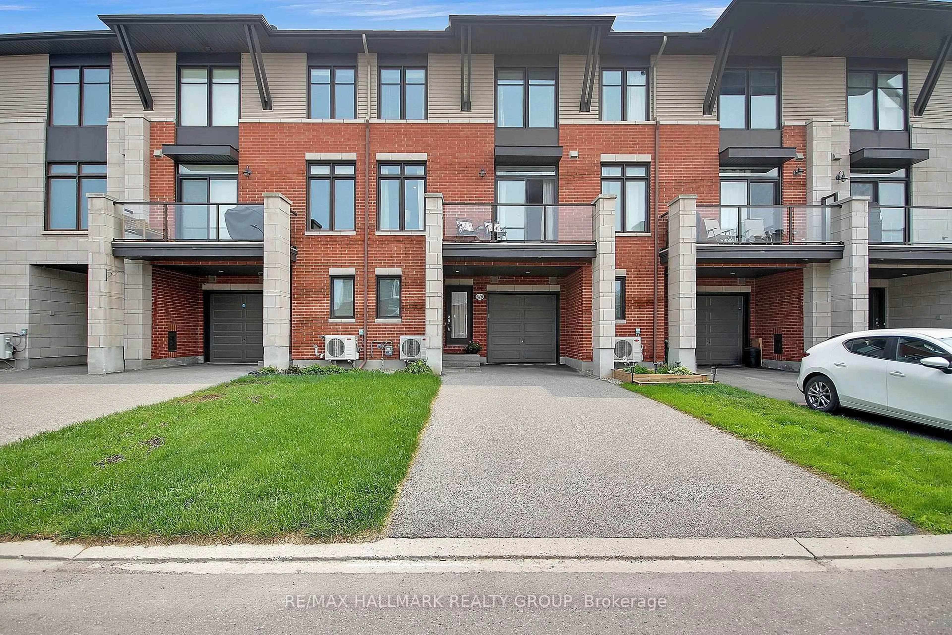 Home with brick exterior material, street for 576 Labrador Cres, Ottawa Ontario K1T 0R3