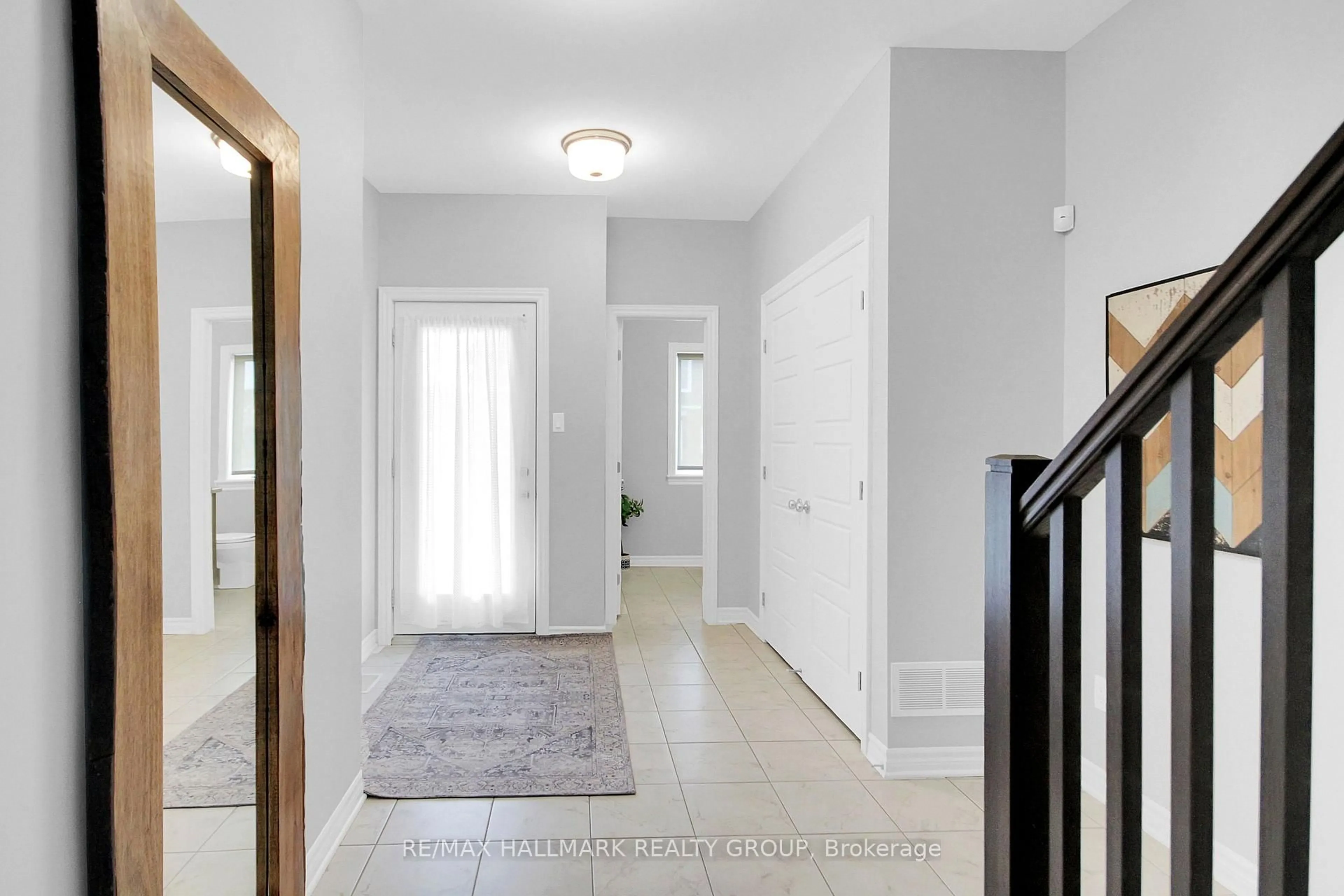 Indoor entryway for 576 Labrador Cres, Ottawa Ontario K1T 0R3