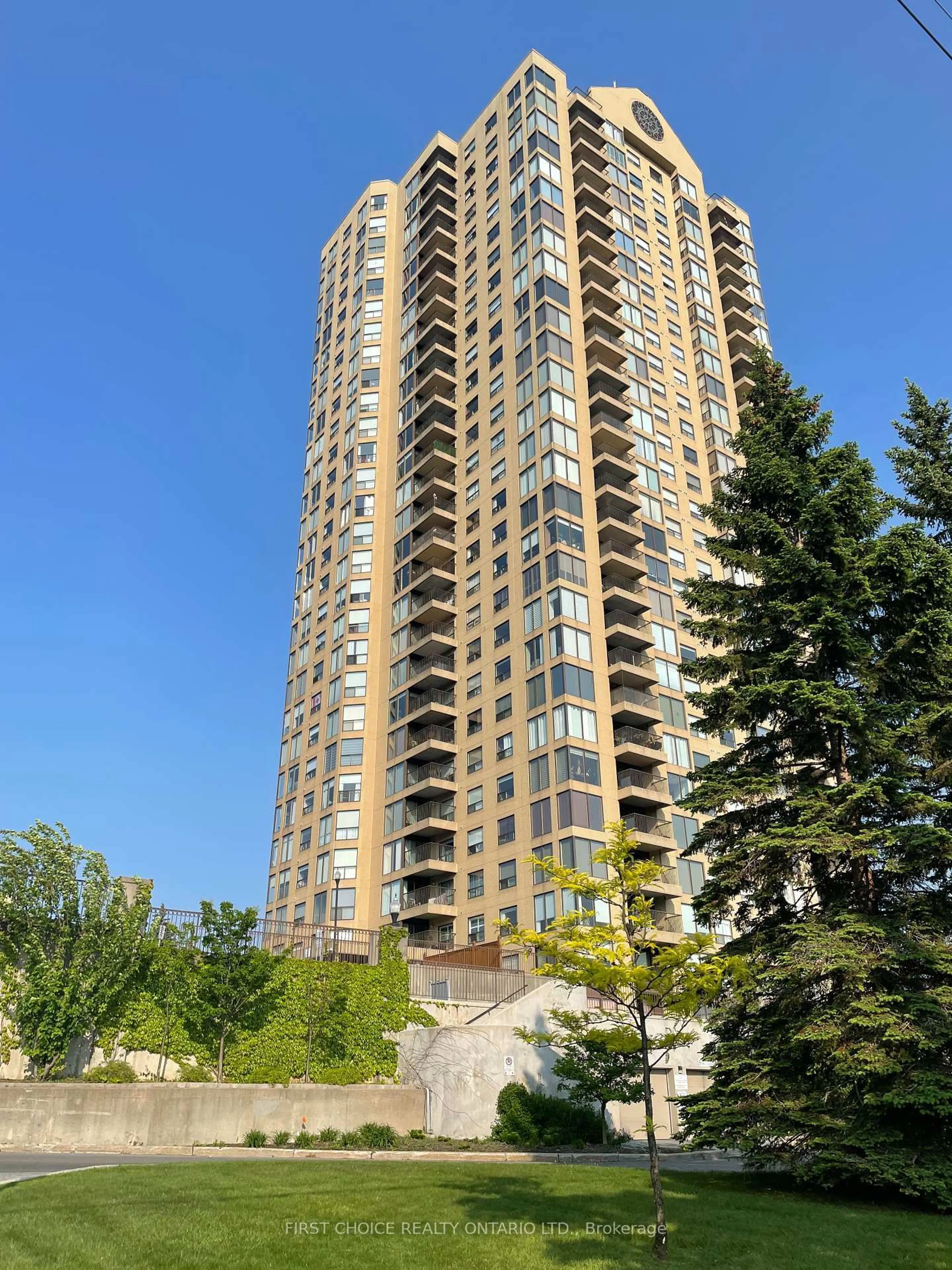 A pic from outside/outdoor area/front of a property/back of a property/a pic from drone, unknown for 545 St Laurent Blvd #807, Ottawa Ontario K1K 4H9