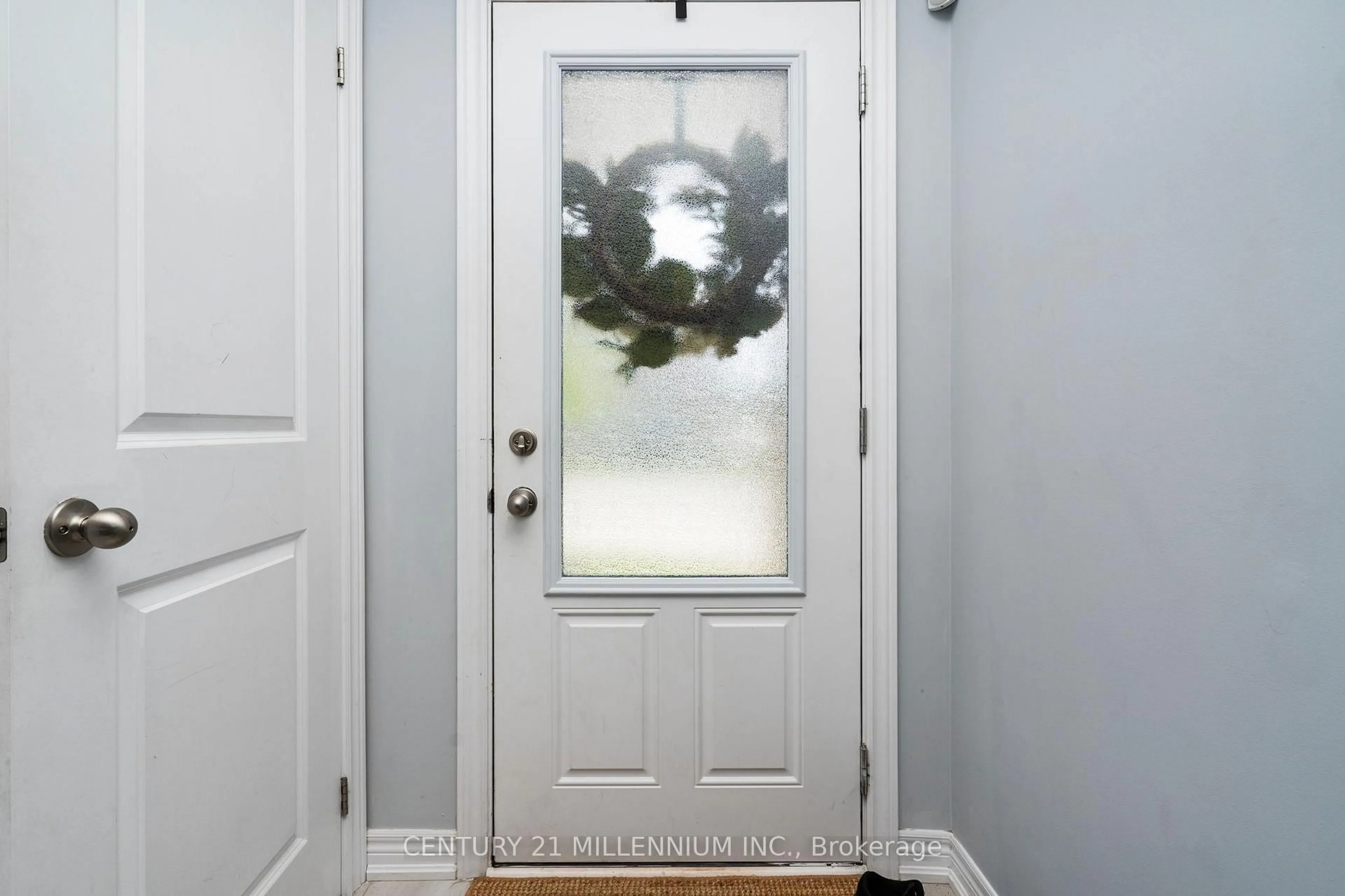 Indoor entryway for 19 Arietta Lane, Hamilton Ontario L8E 0K7