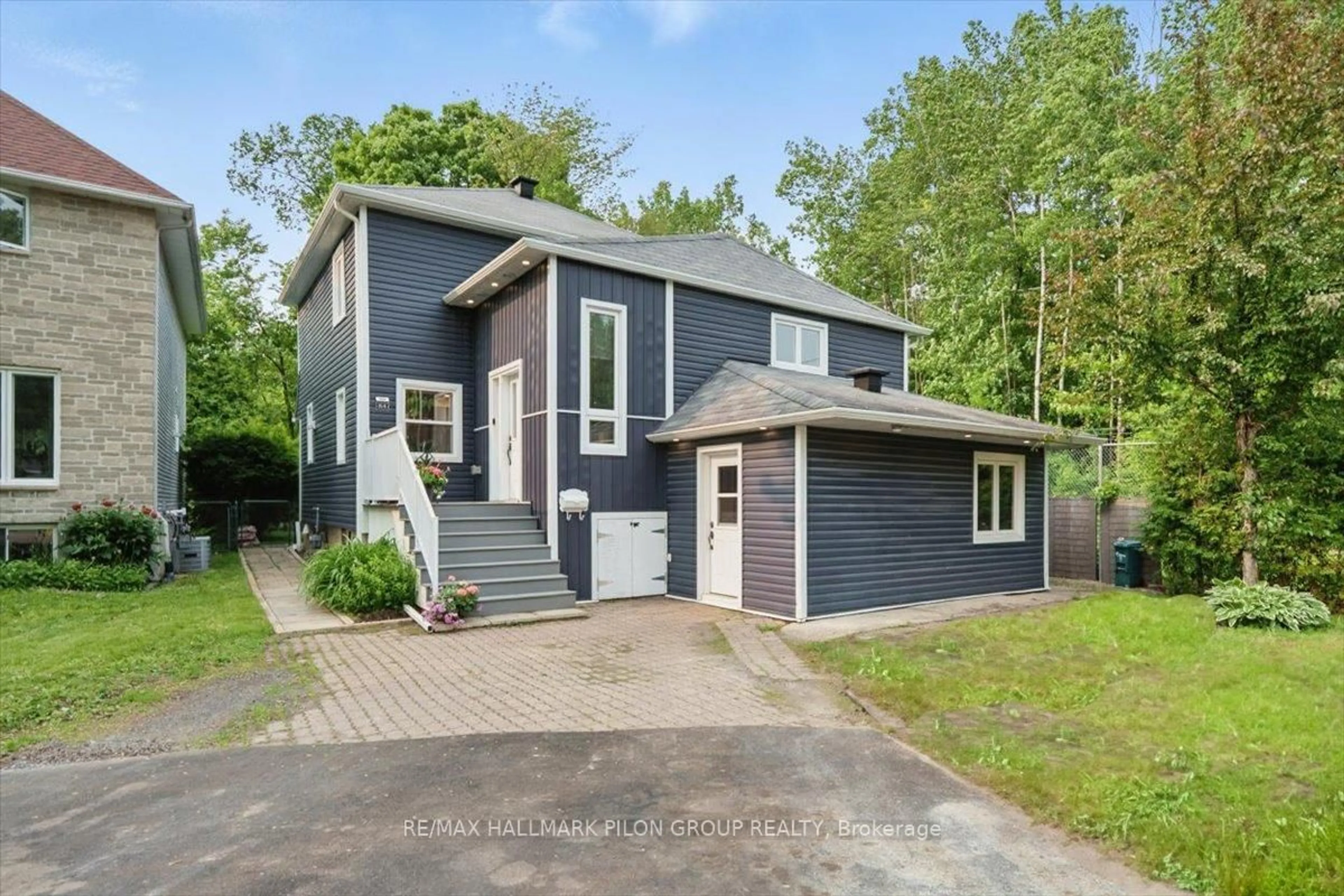 Home with vinyl exterior material, street for 84 Eastpark Dr, Ottawa Ontario K1B 4A4
