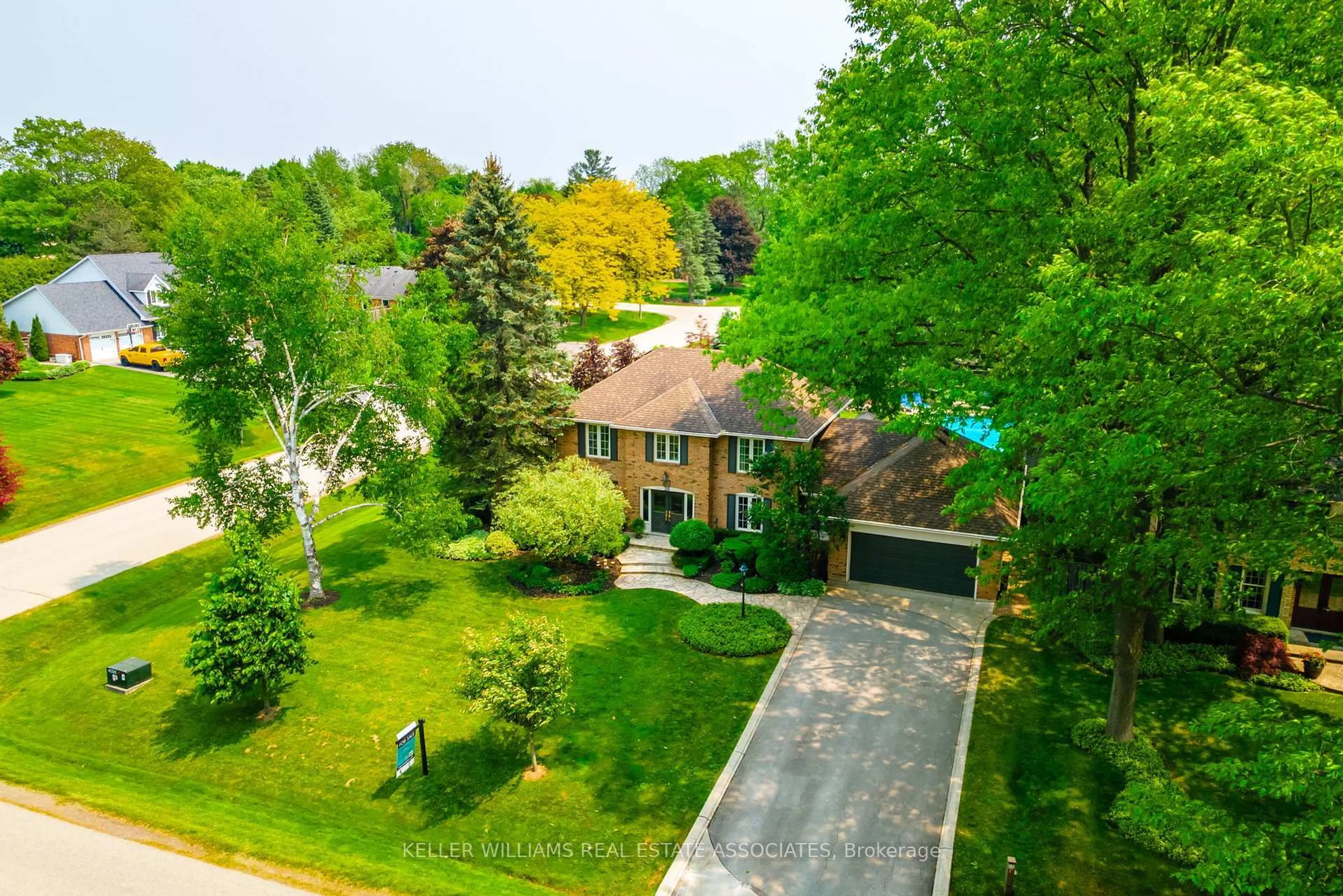 A pic from outside/outdoor area/front of a property/back of a property/a pic from drone, street for 26 Kentmere Grve, Hamilton Ontario L0R 1H2