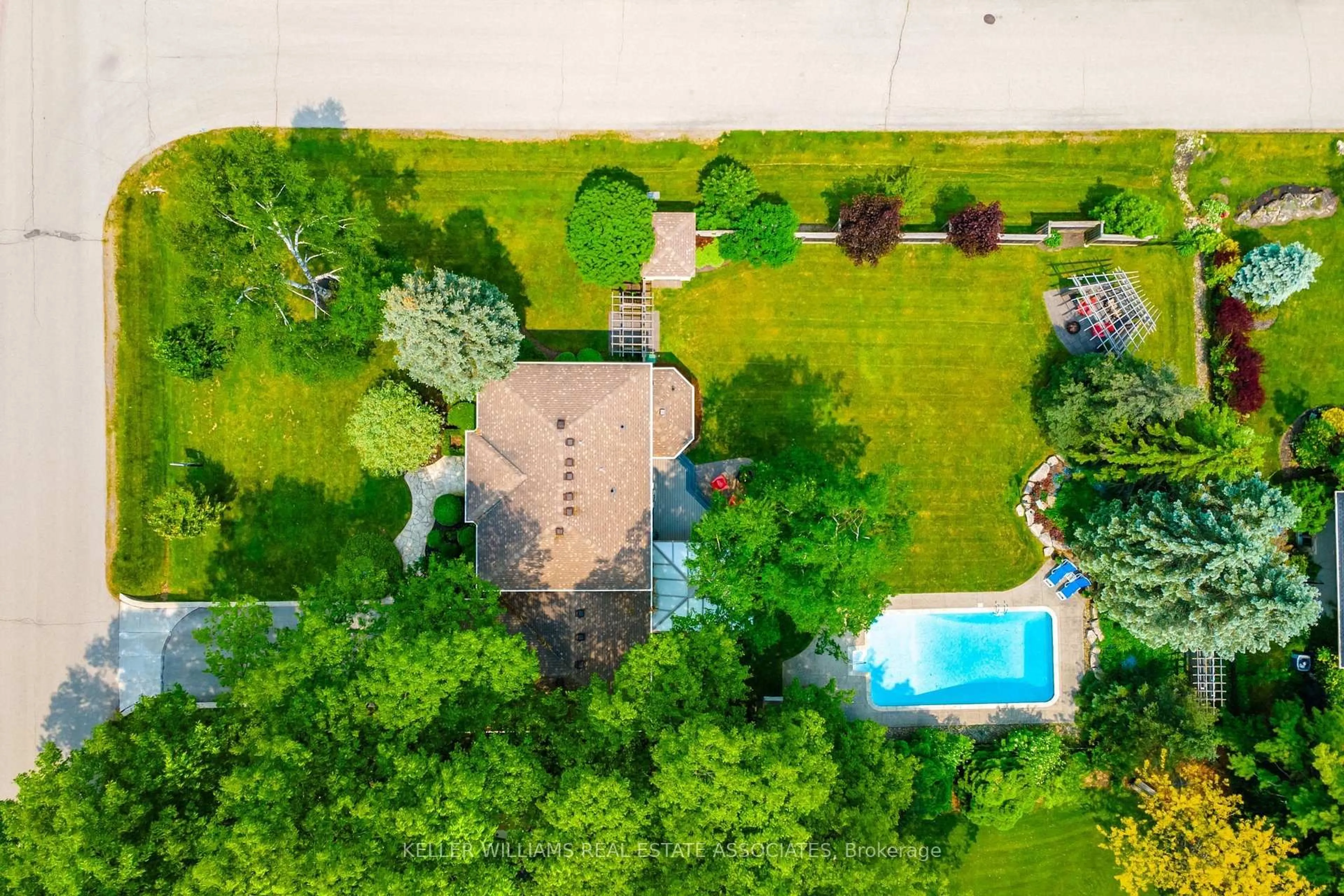 A pic from outside/outdoor area/front of a property/back of a property/a pic from drone, unknown for 26 Kentmere Grve, Hamilton Ontario L0R 1H2