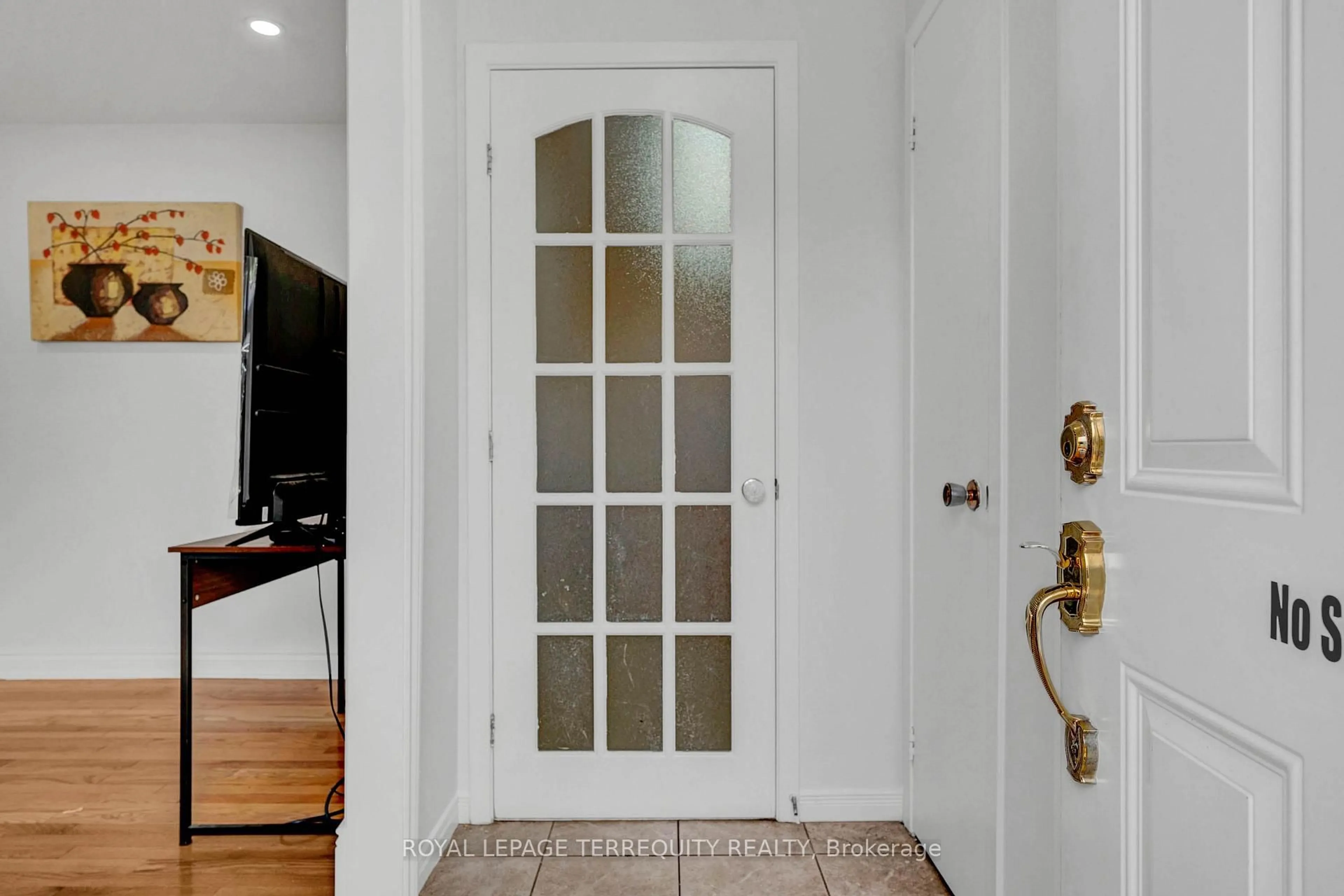 Indoor entryway for 7 Anderson Dr, Cambridge Ontario N1R 6E6