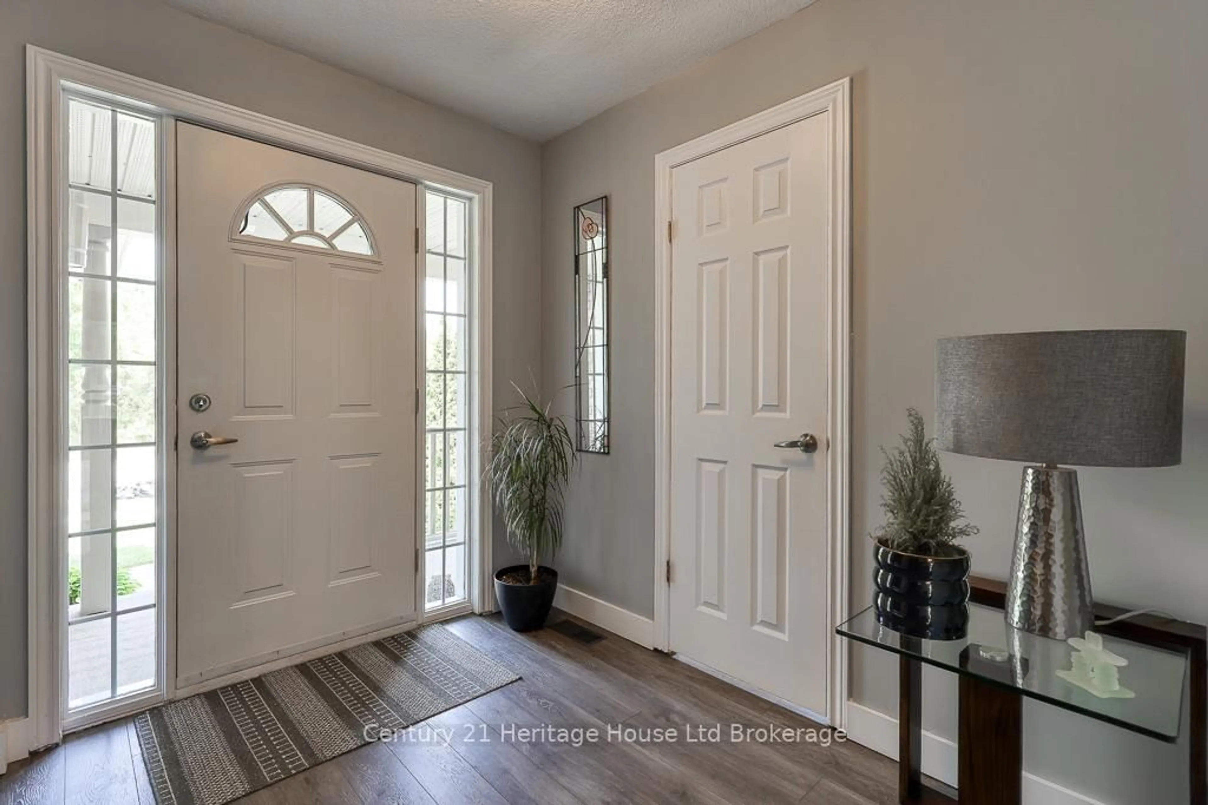 Indoor entryway for 236 Doon South Dr, Kitchener Ontario N2P 2L8
