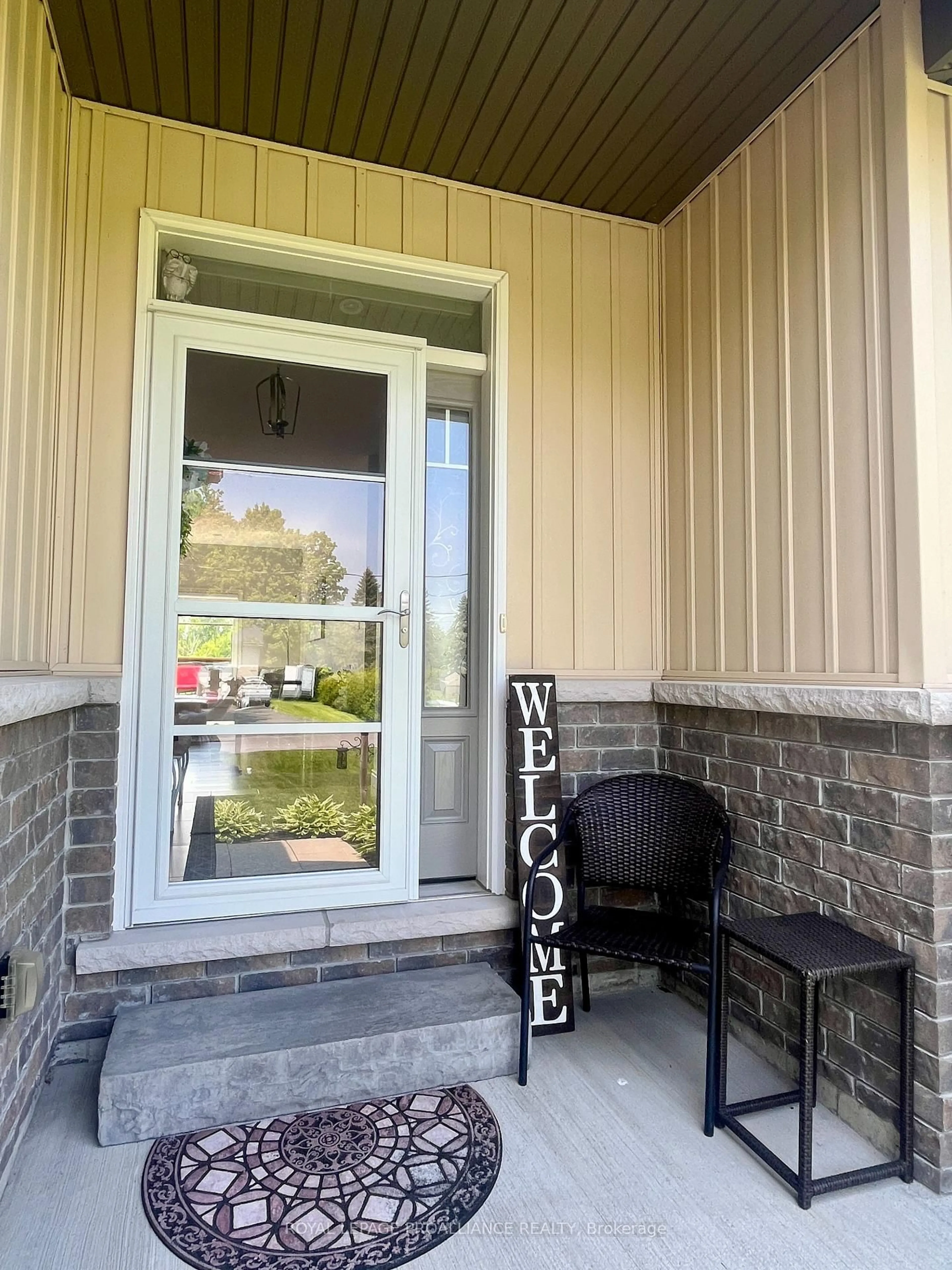 Indoor entryway for 305 Raglan St, Brighton Ontario K0K 1H0