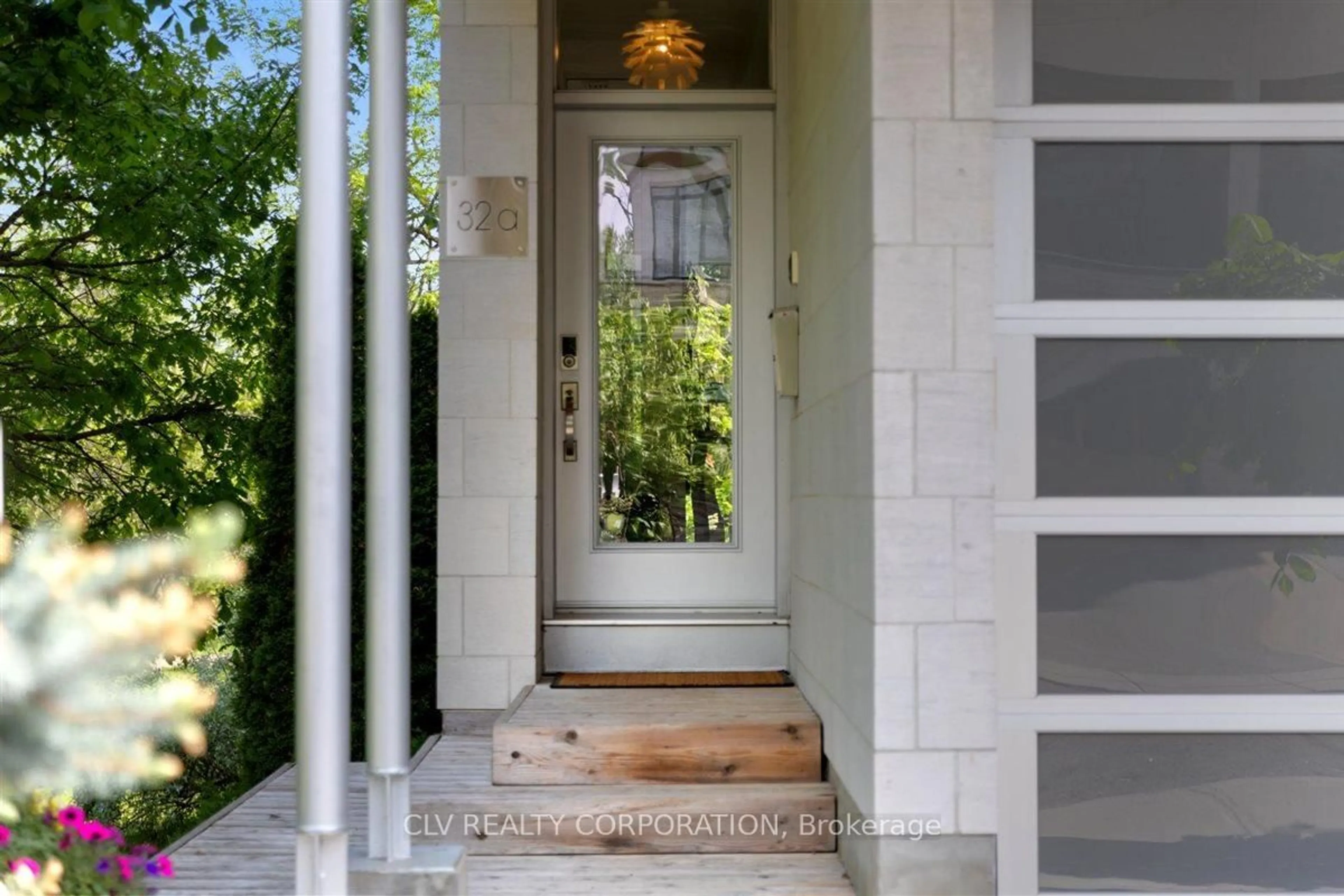 Indoor entryway for 32A Brighton Ave, Ottawa Ontario K1S 0N9
