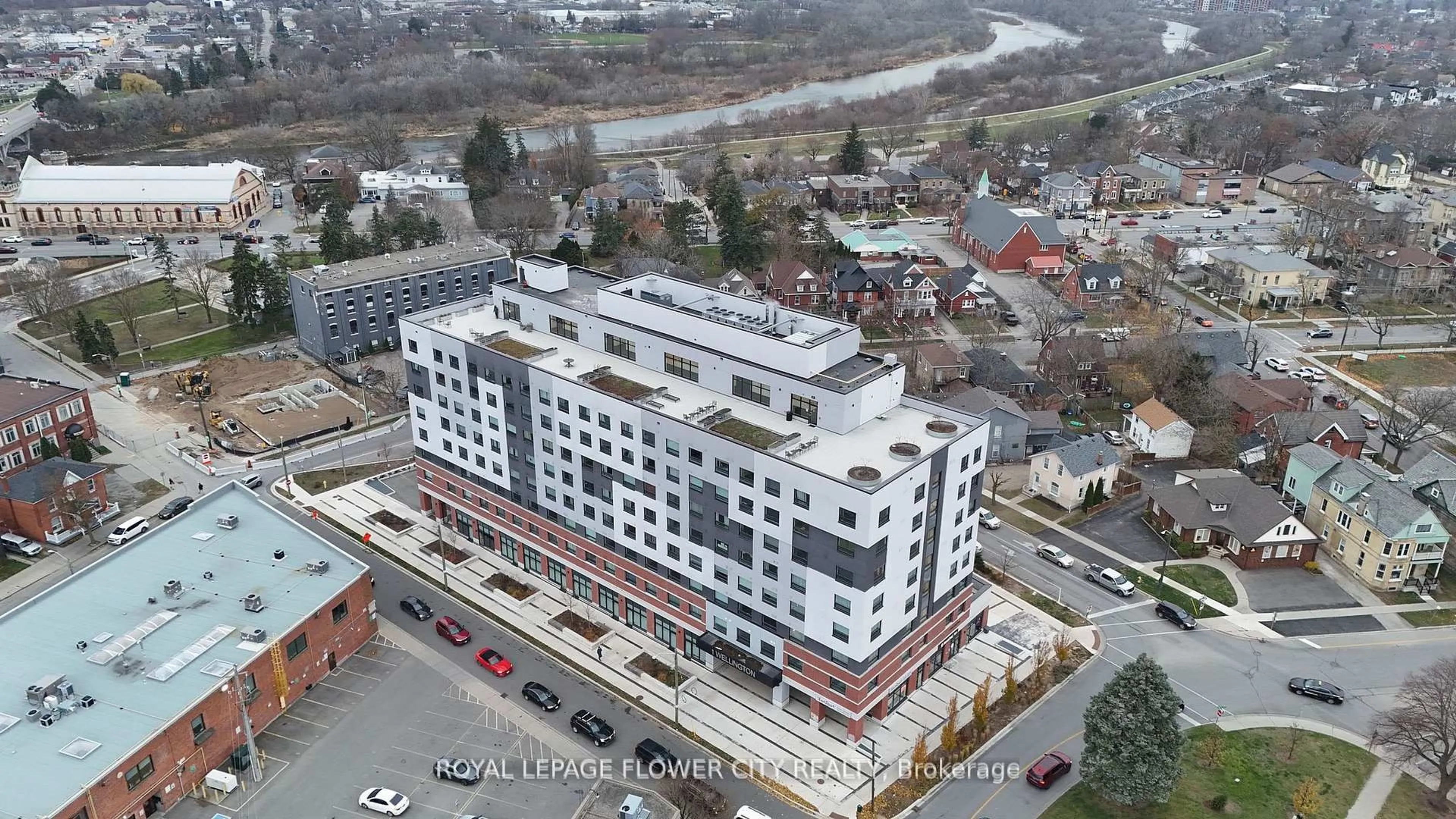A pic from outside/outdoor area/front of a property/back of a property/a pic from drone, building for 1 Wellington St #719, Brant Ontario N3T 2L3
