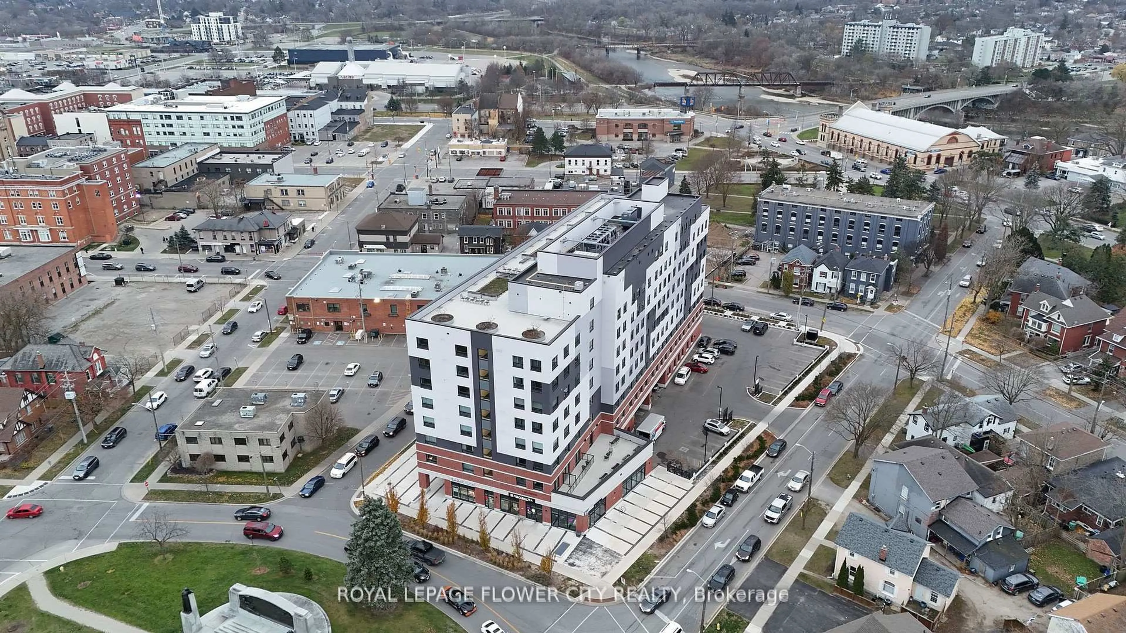 A pic from outside/outdoor area/front of a property/back of a property/a pic from drone, building for 1 Wellington St #719, Brant Ontario N3T 2L3