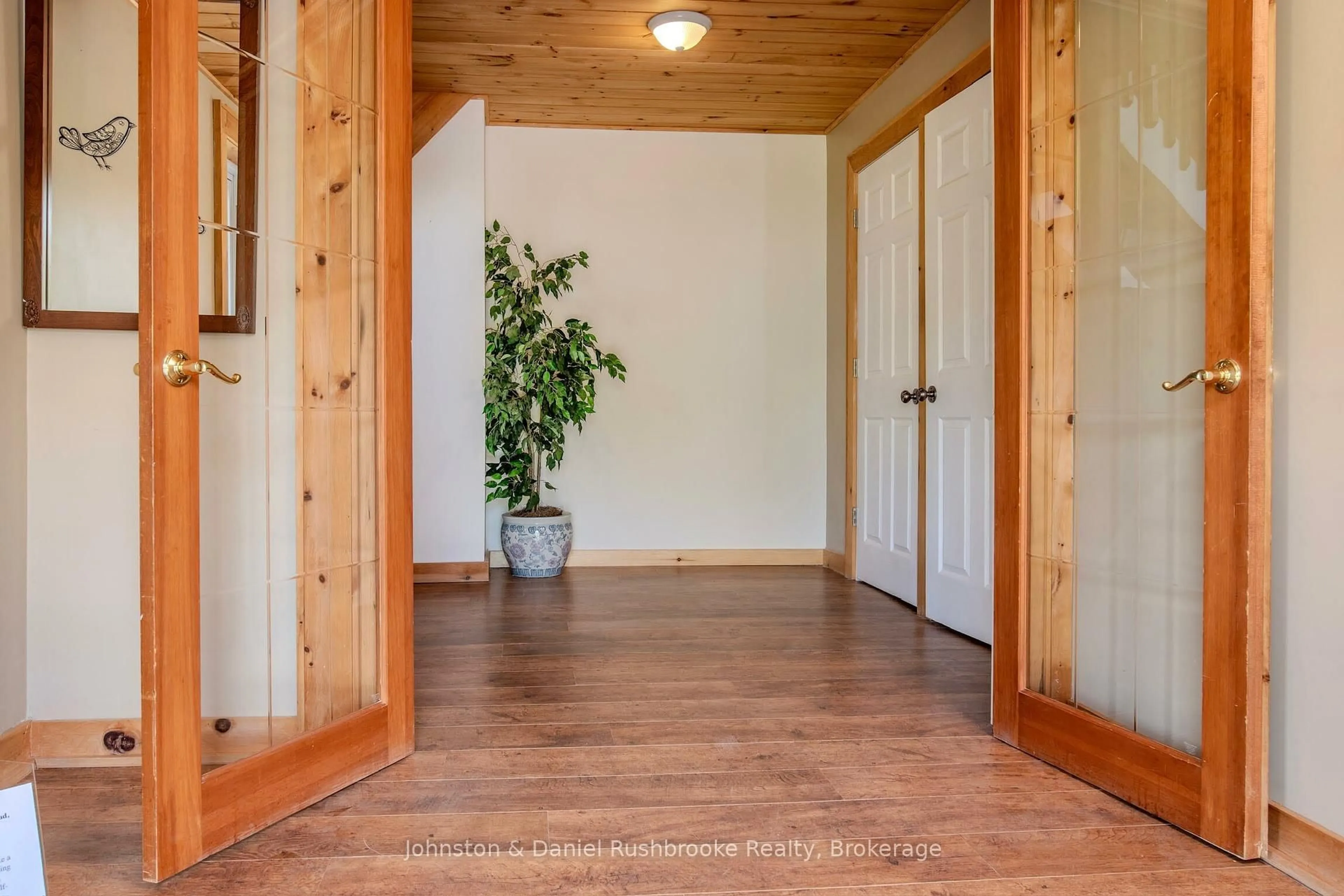 Indoor entryway for 1267 Silver Lake Rd, Gravenhurst Ontario P1P 1V5