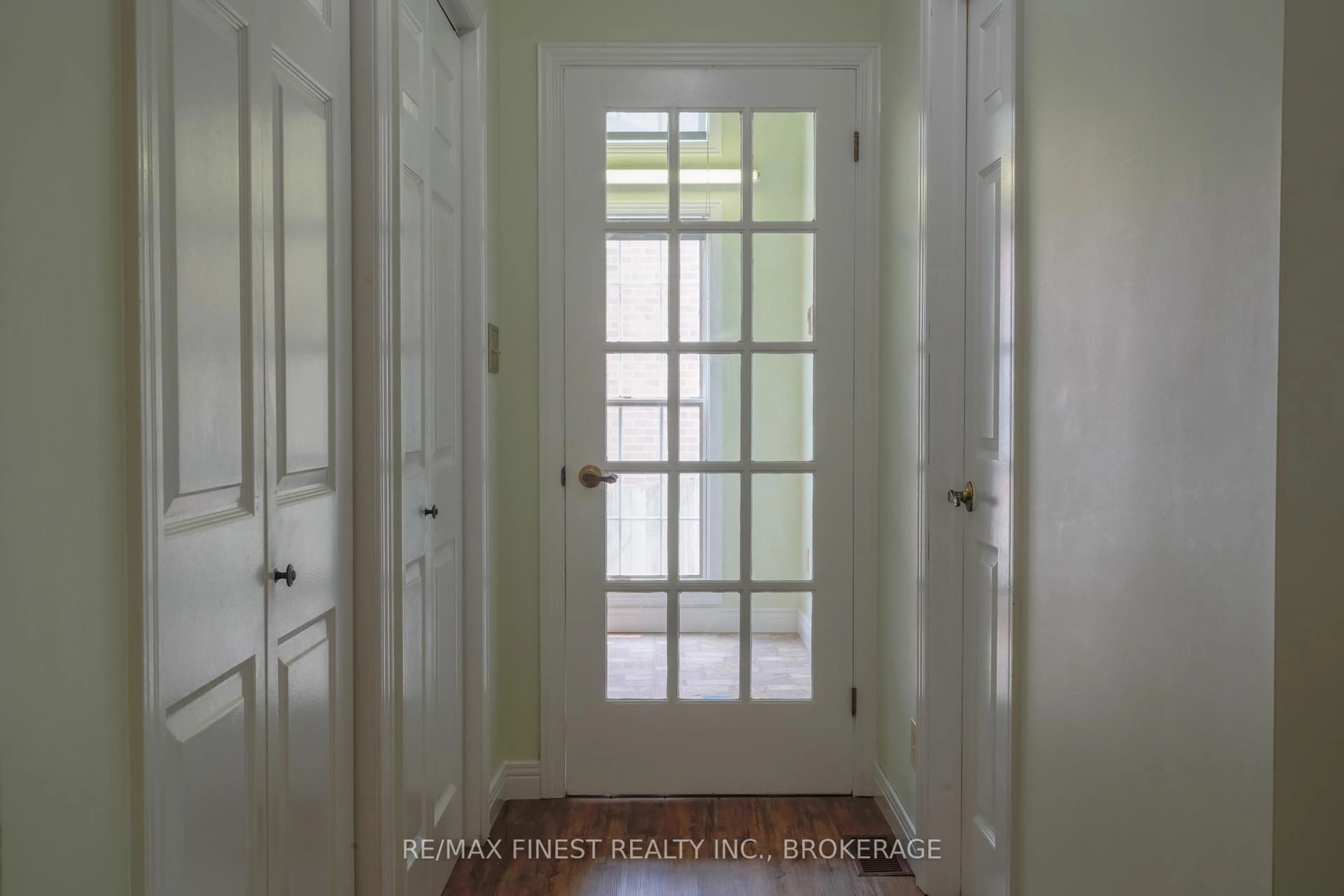 Indoor entryway for 465 William St, Gananoque Ontario K7G 3A8