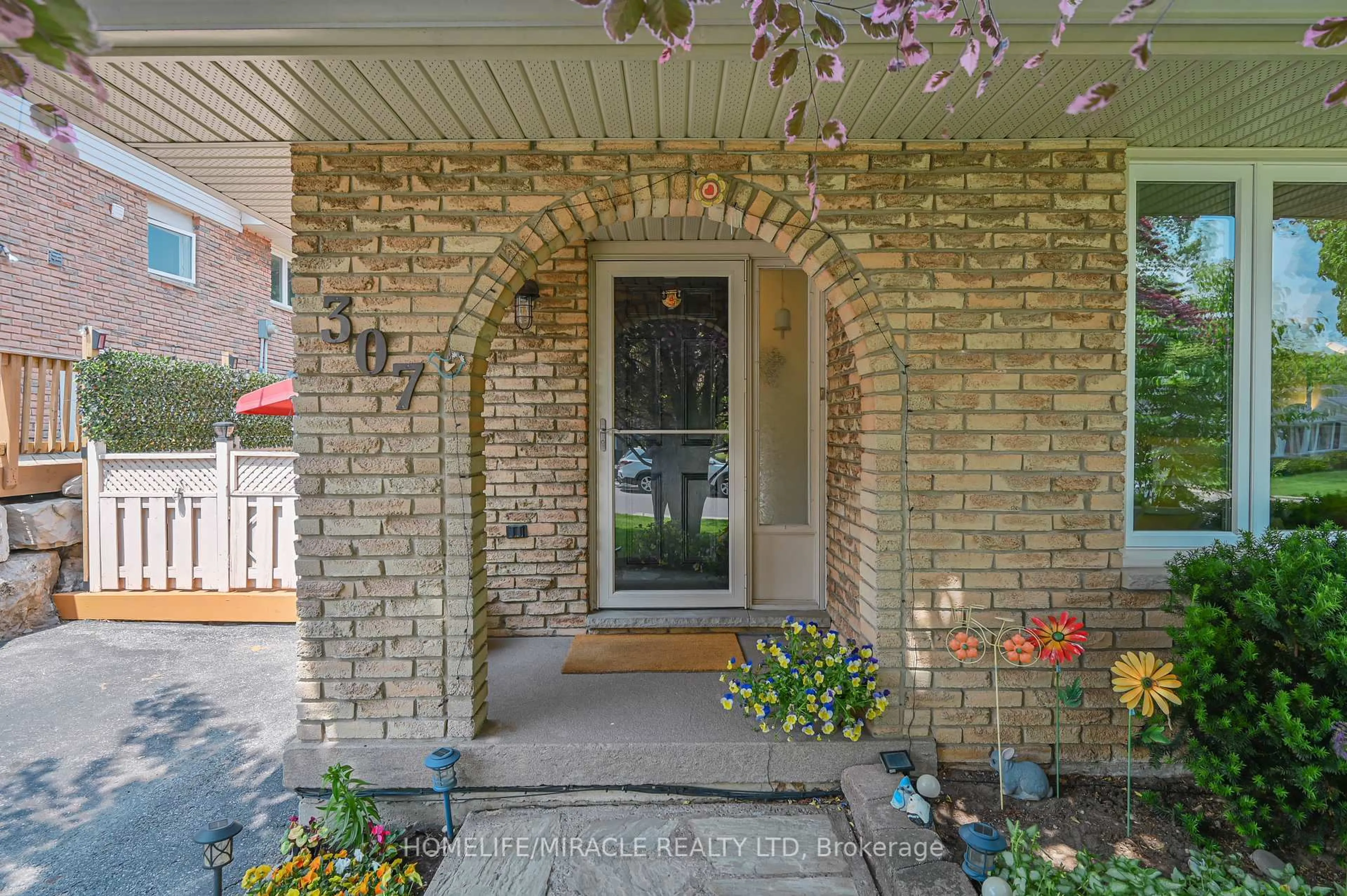Indoor entryway for 307 Magnolia Dr, Hamilton Ontario L9C 6R2