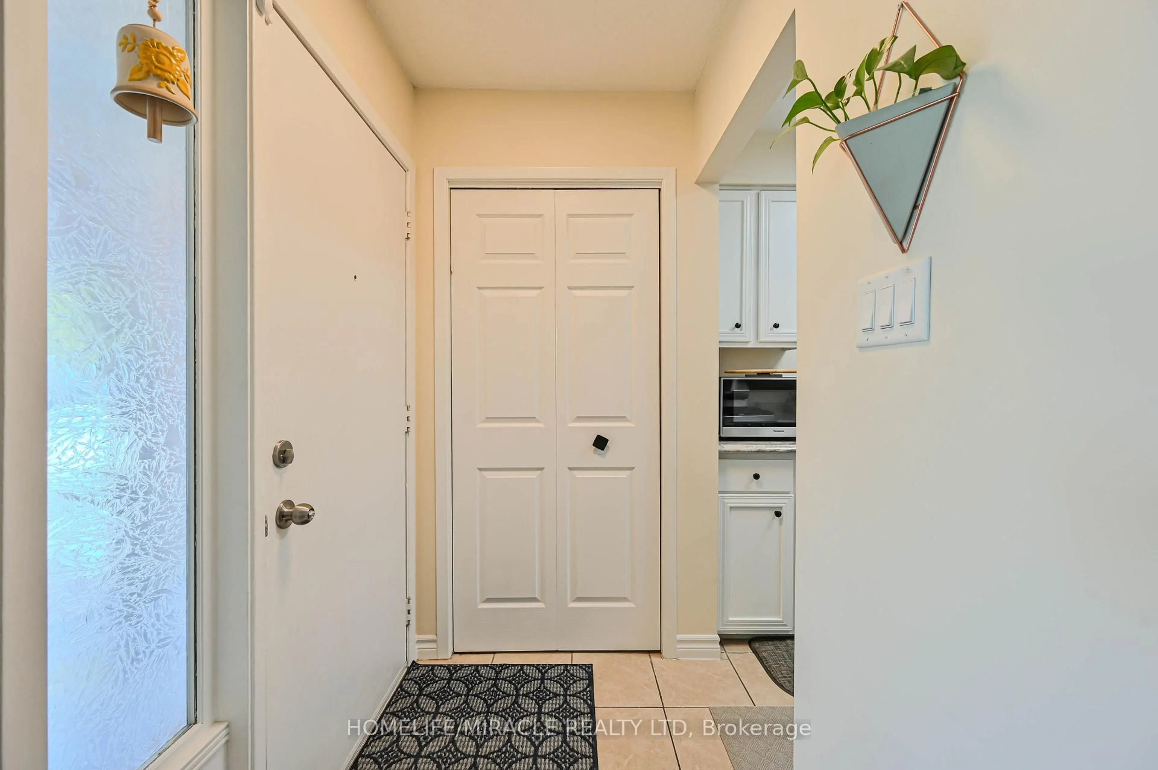 Indoor entryway for 307 Magnolia Dr, Hamilton Ontario L9C 6R2