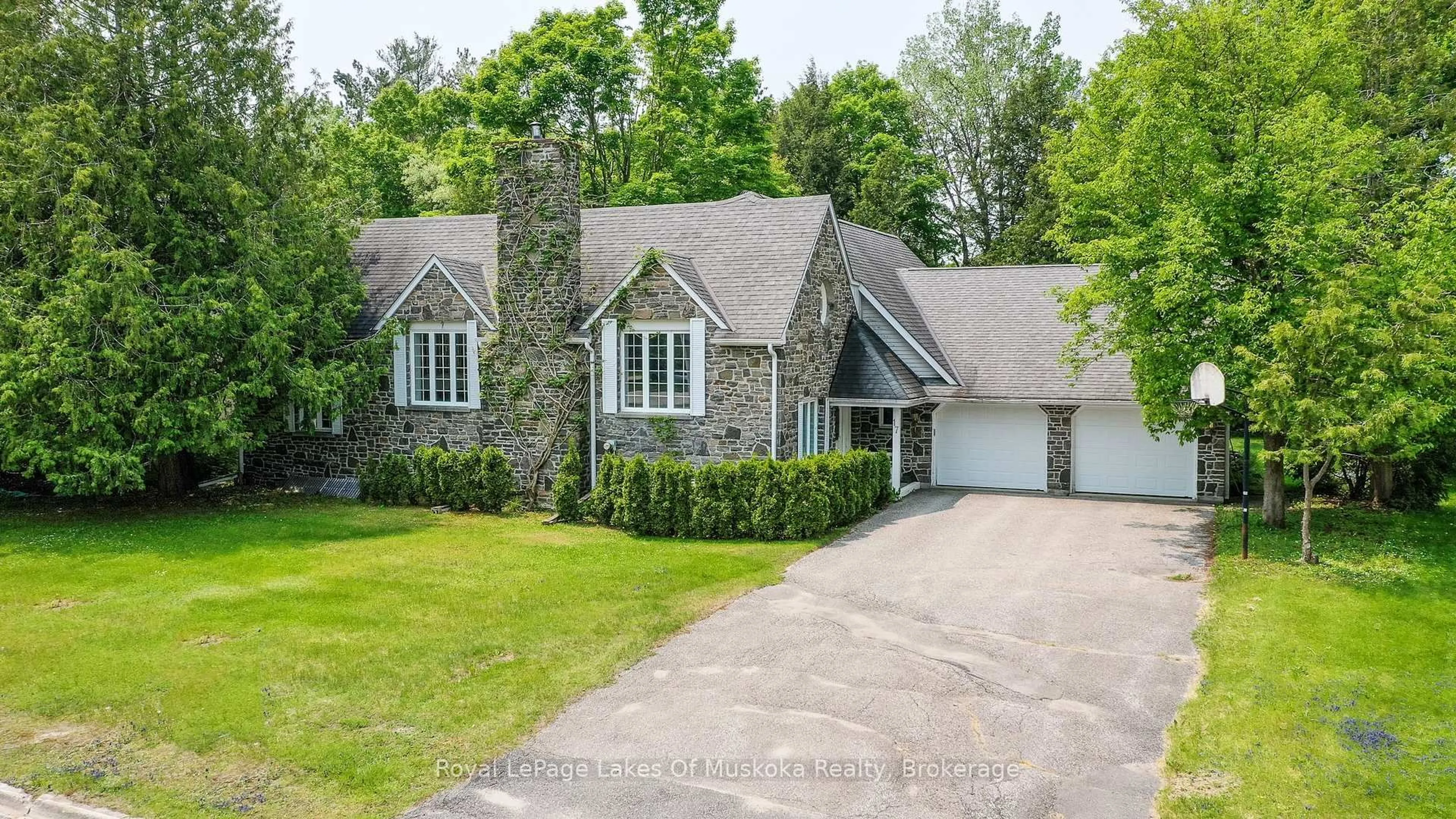 A pic from outside/outdoor area/front of a property/back of a property/a pic from drone, street for 17 Sadler Dr, Bracebridge Ontario P1L 1K5