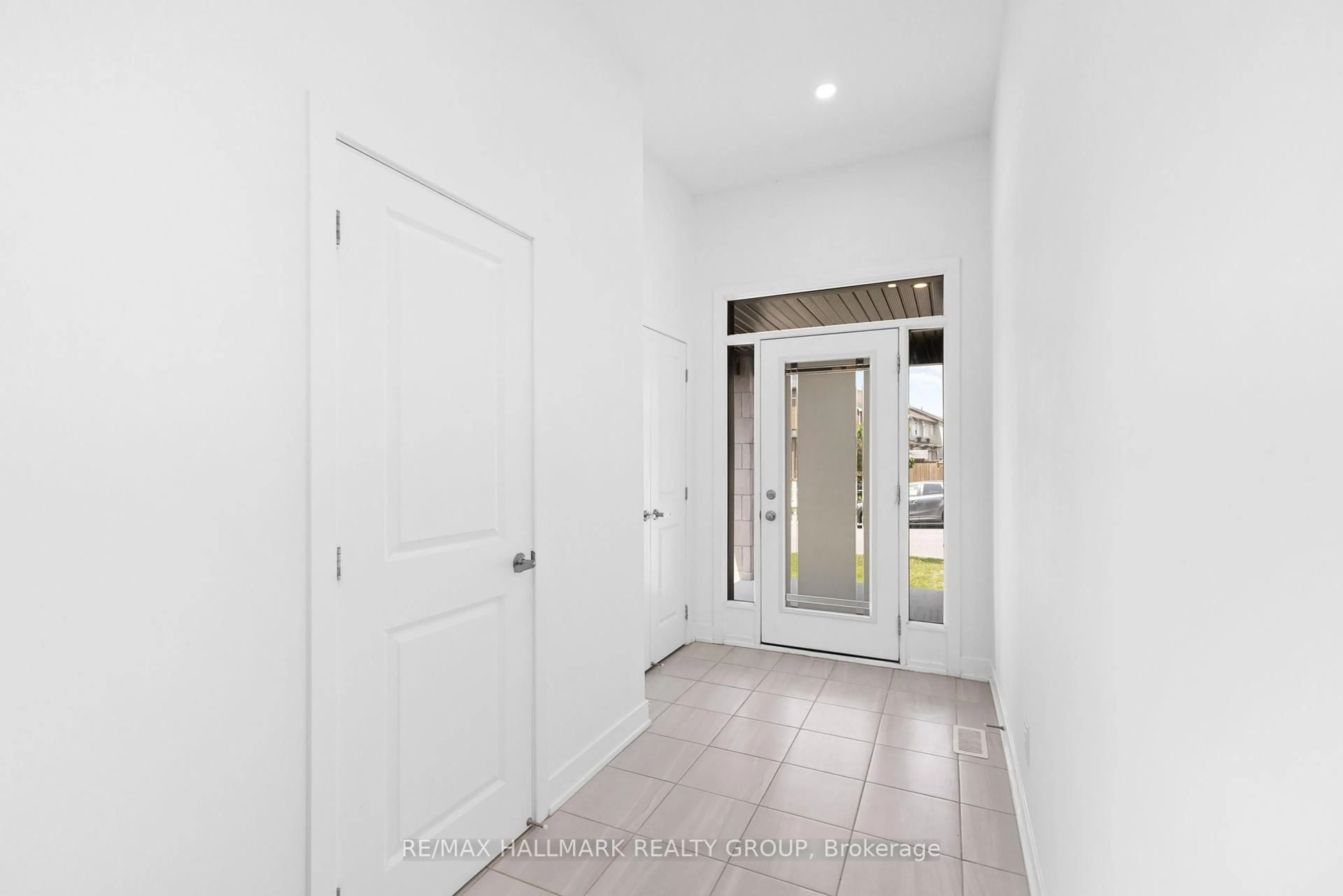 Indoor entryway for 297 Broadridge Cres, Ottawa Ontario K1W 0H1