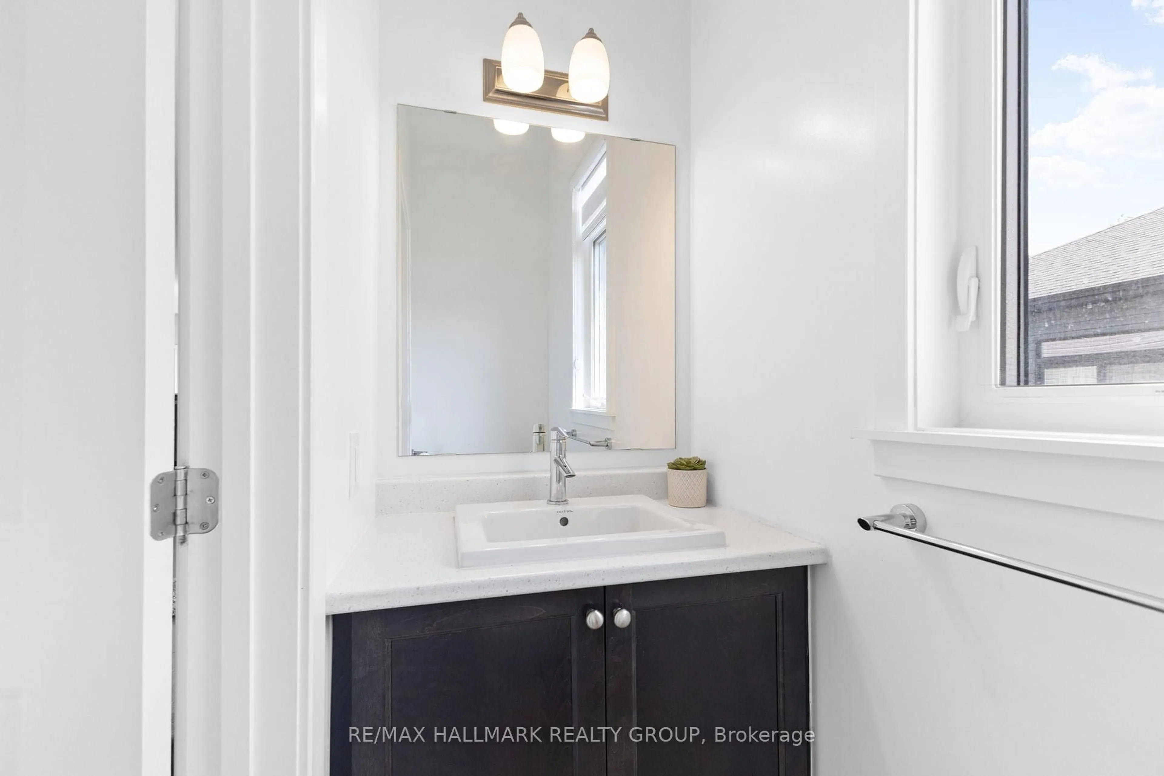 Standard bathroom, ceramic/tile floor for 297 Broadridge Cres, Ottawa Ontario K1W 0H1