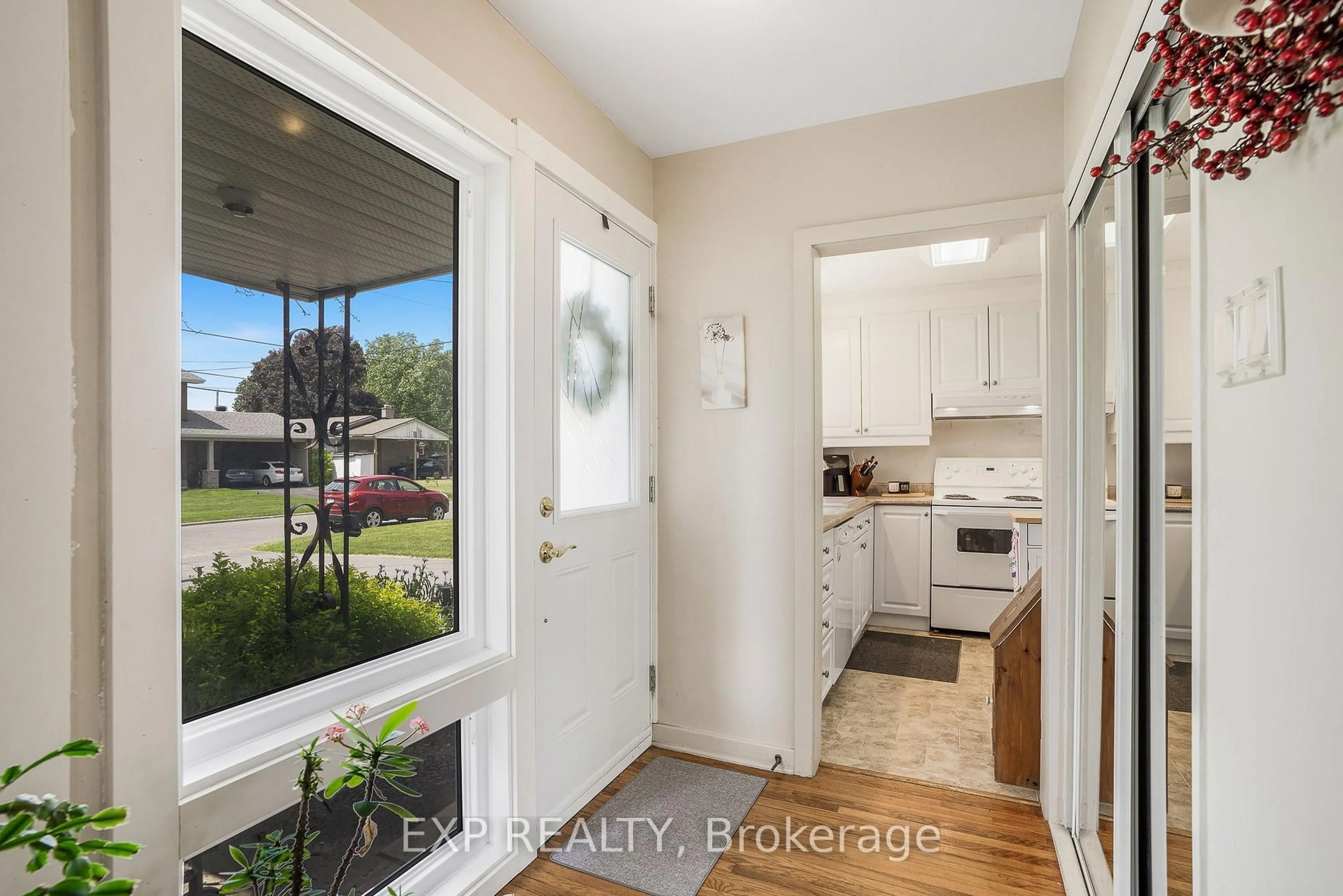 Indoor entryway for 323 Susan Ave, Cornwall Ontario K6J 2C9
