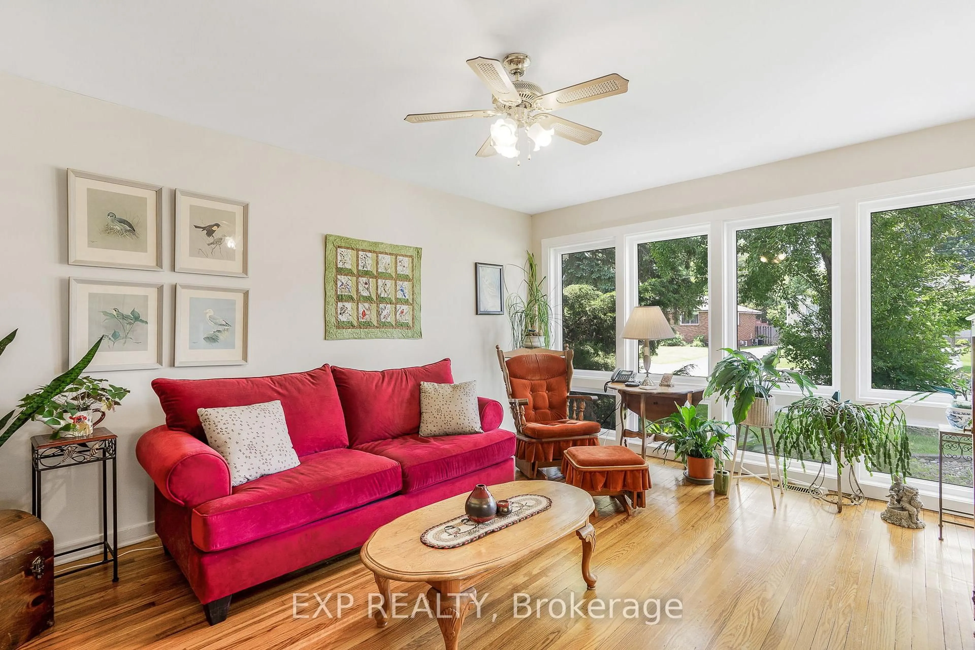 Living room with furniture, unknown for 323 Susan Ave, Cornwall Ontario K6J 2C9