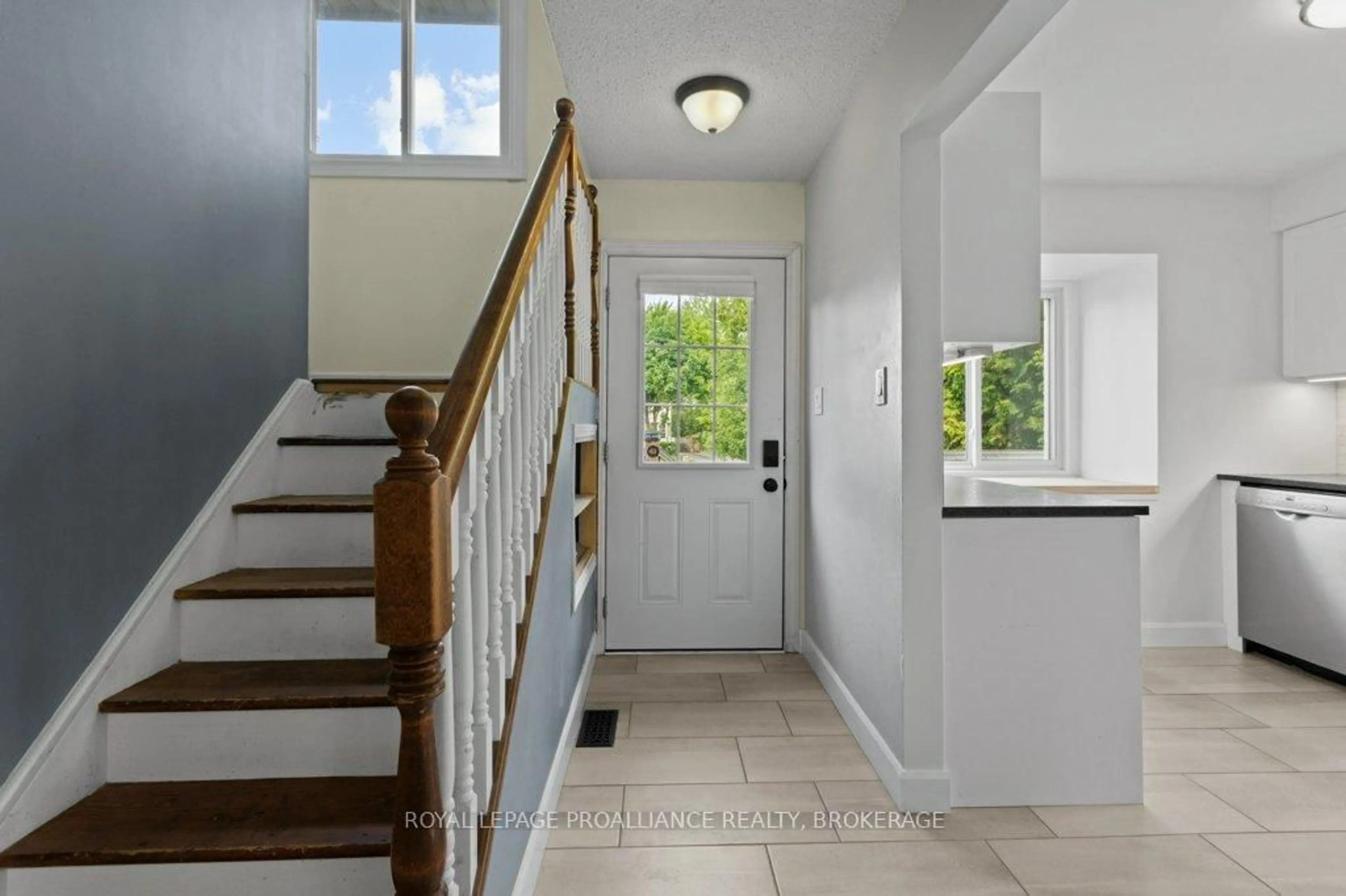 Indoor entryway for 153 Wycliffe Cres, Kingston Ontario K7K 6B3