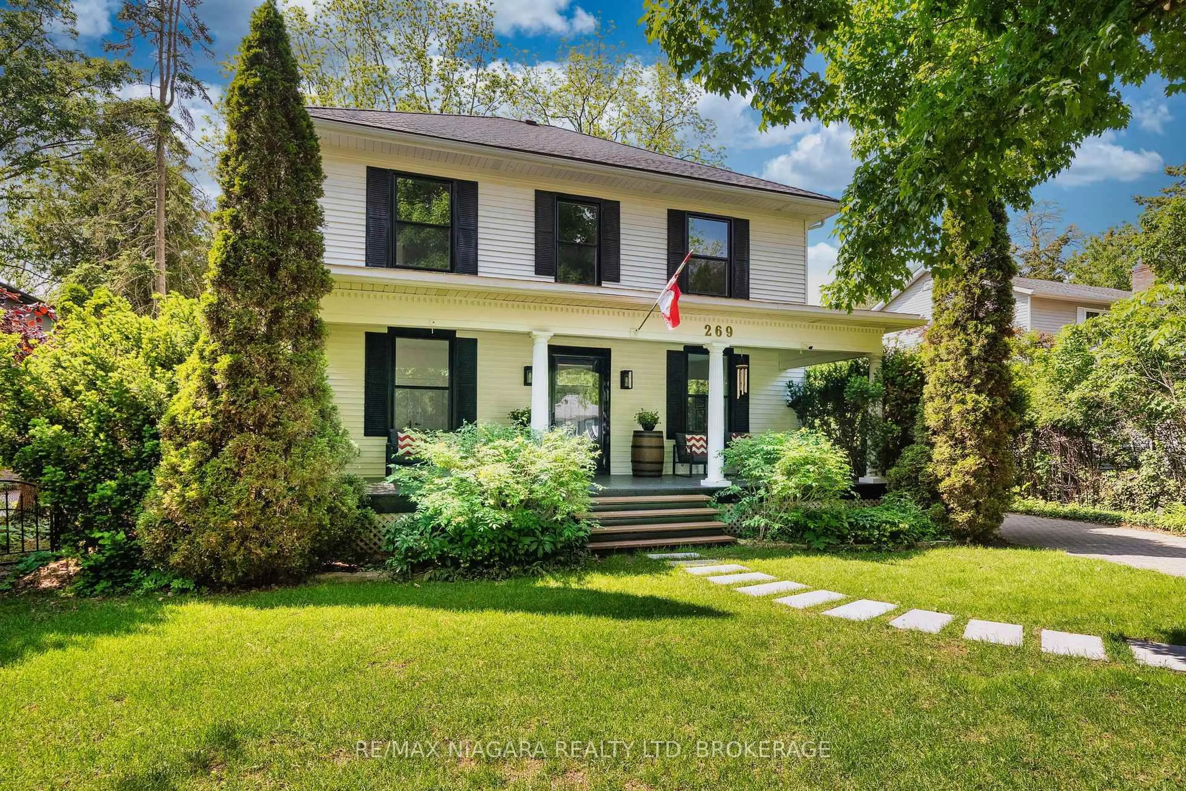 Home with vinyl exterior material, street for 269 KING St, Niagara-on-the-Lake Ontario L0S 1J0