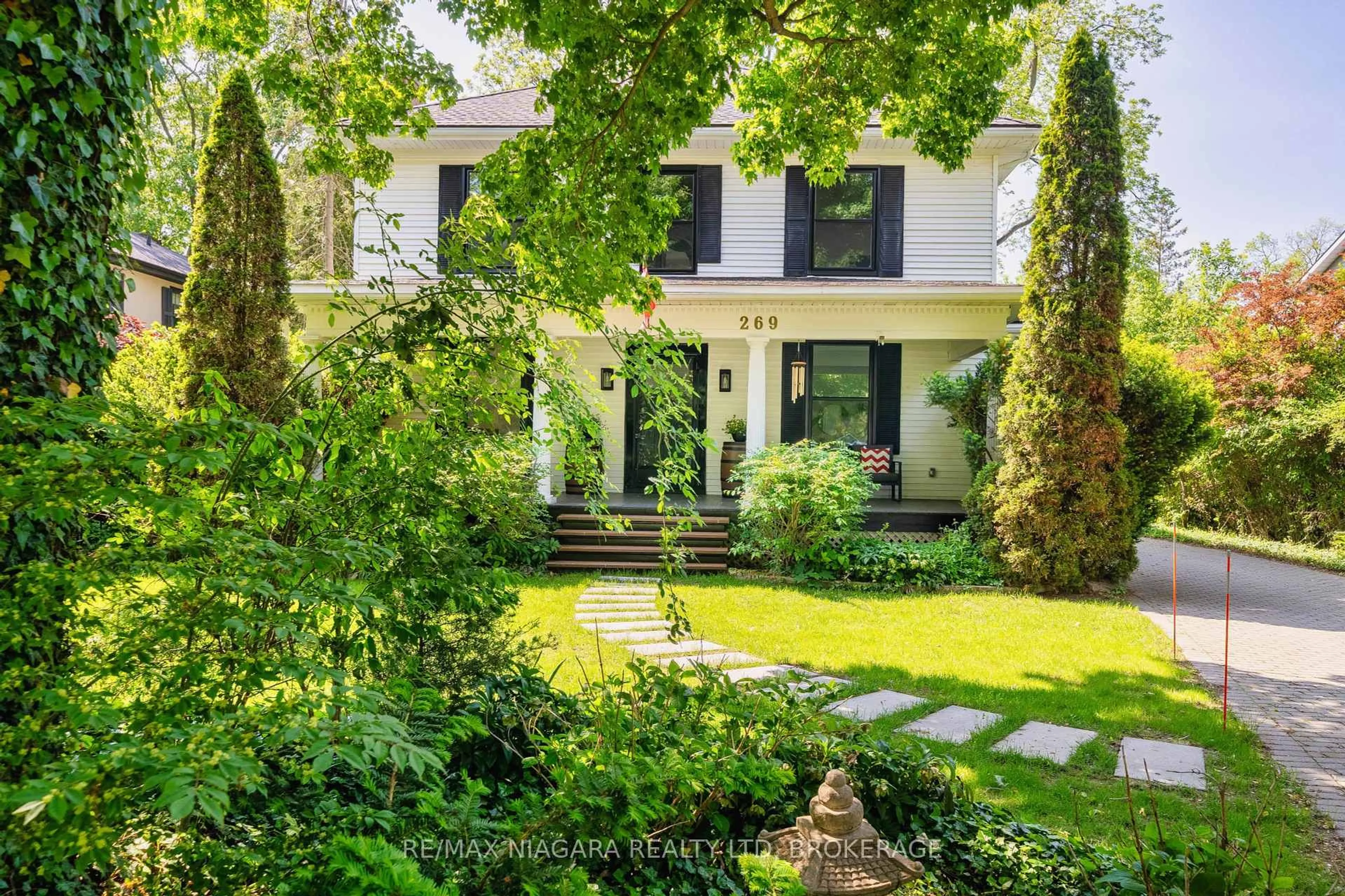A pic from outside/outdoor area/front of a property/back of a property/a pic from drone, street for 269 KING St, Niagara-on-the-Lake Ontario L0S 1J0