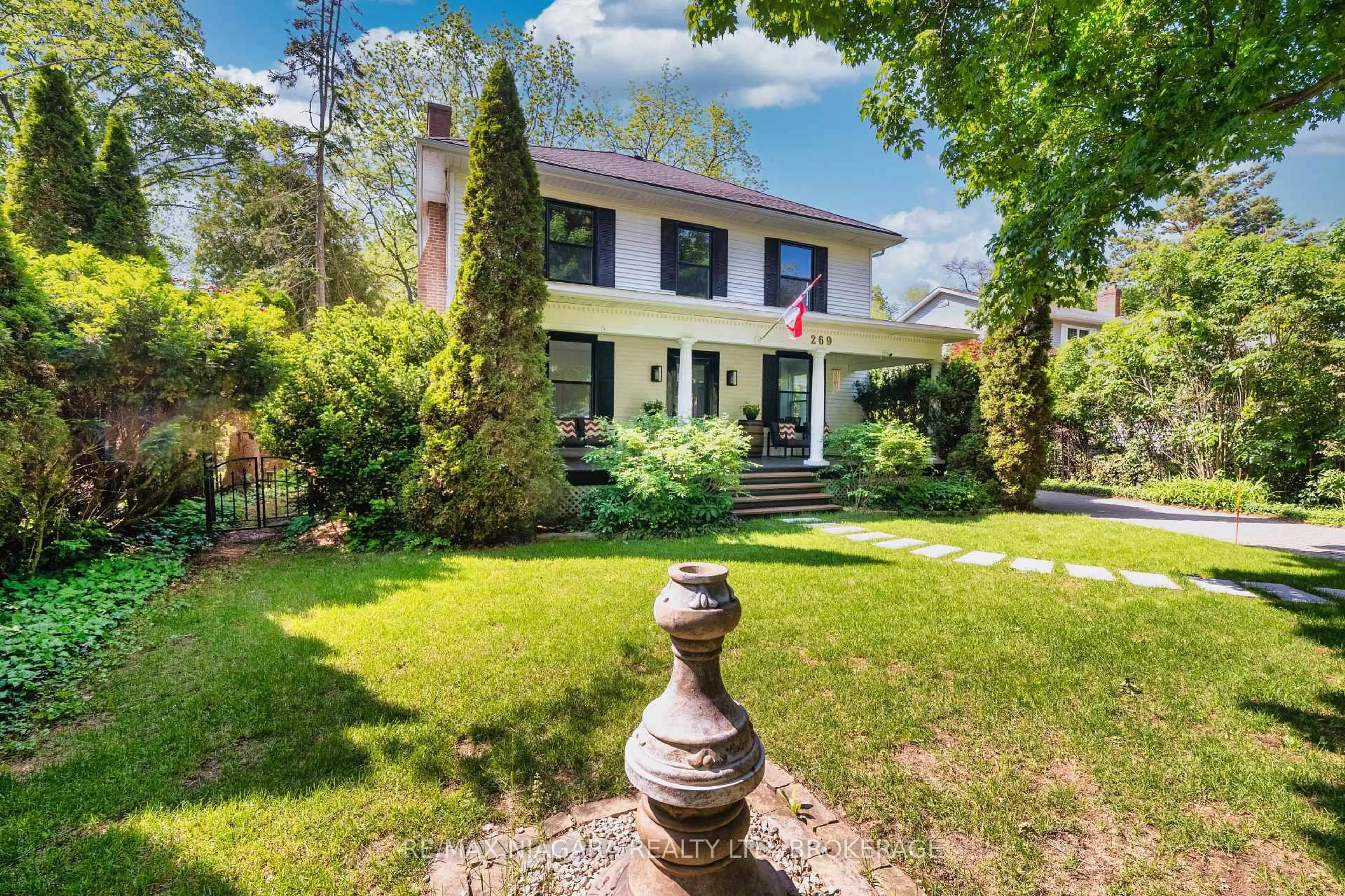 A pic from outside/outdoor area/front of a property/back of a property/a pic from drone, street for 269 KING St, Niagara-on-the-Lake Ontario L0S 1J0