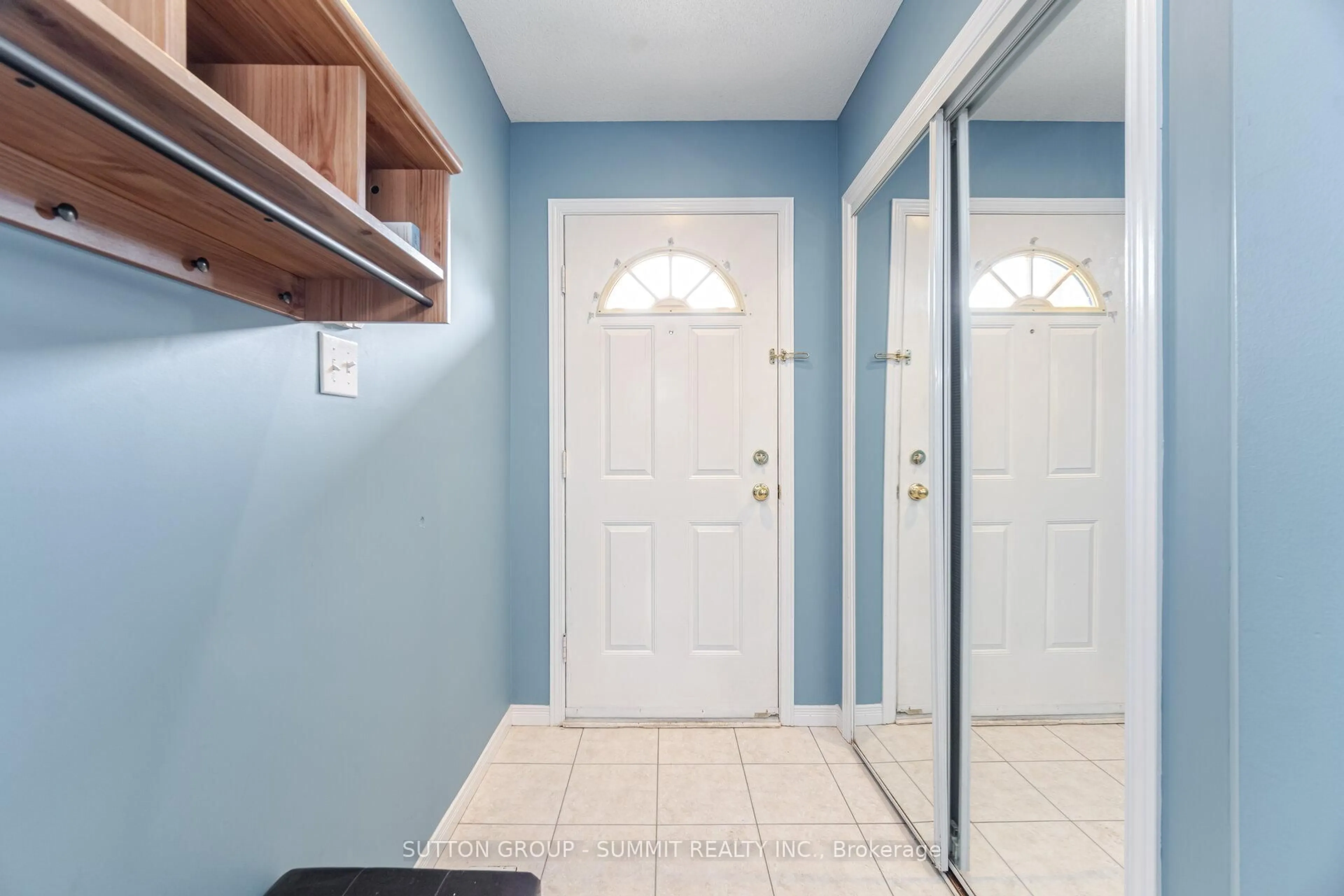 Indoor entryway for 1809 Upper Wentworth St #32, Hamilton Ontario L9B 2R9