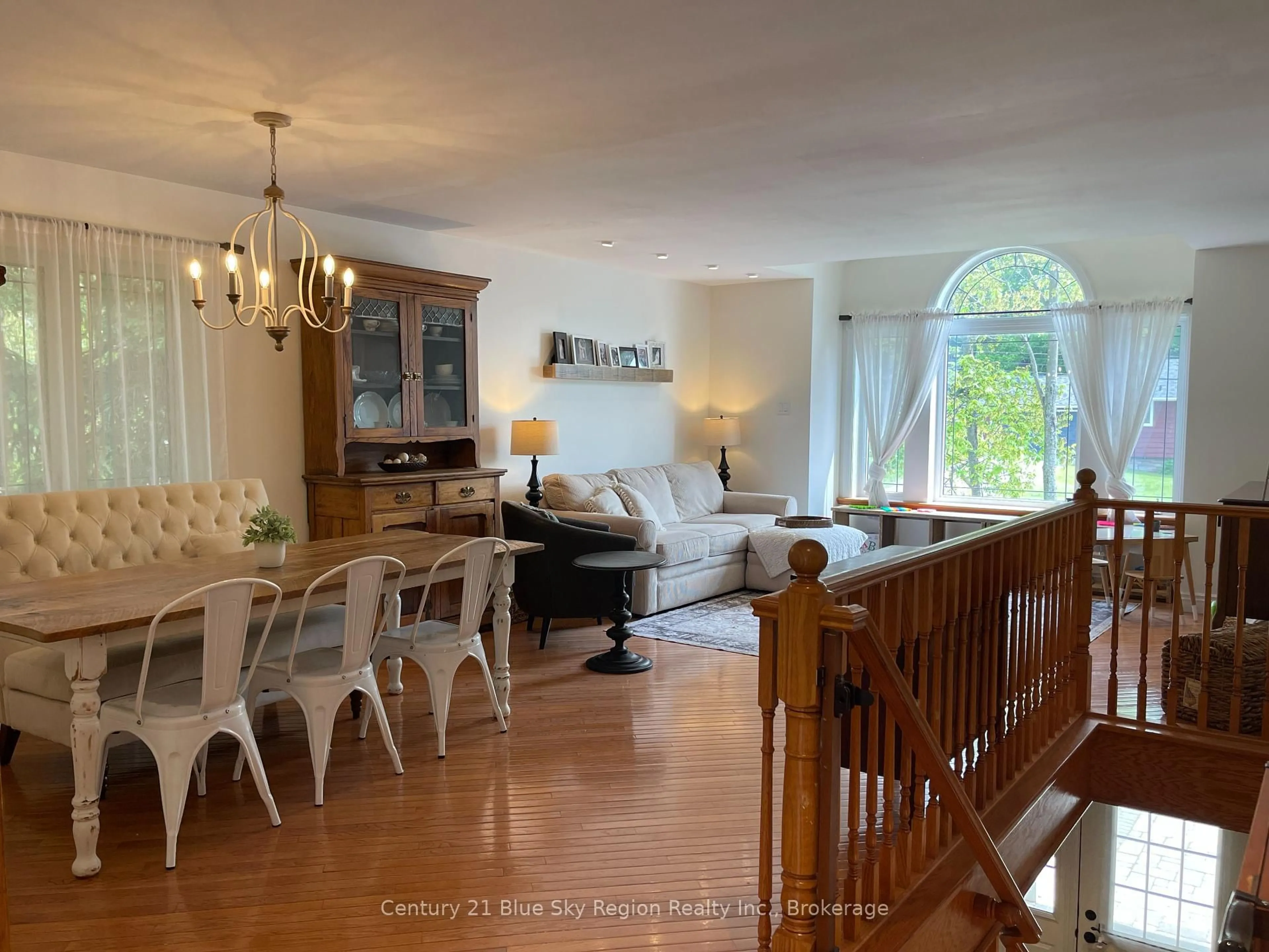 Living room with furniture, wood/laminate floor for 291 GREENHILL Ave, North Bay Ontario P1C 1J1