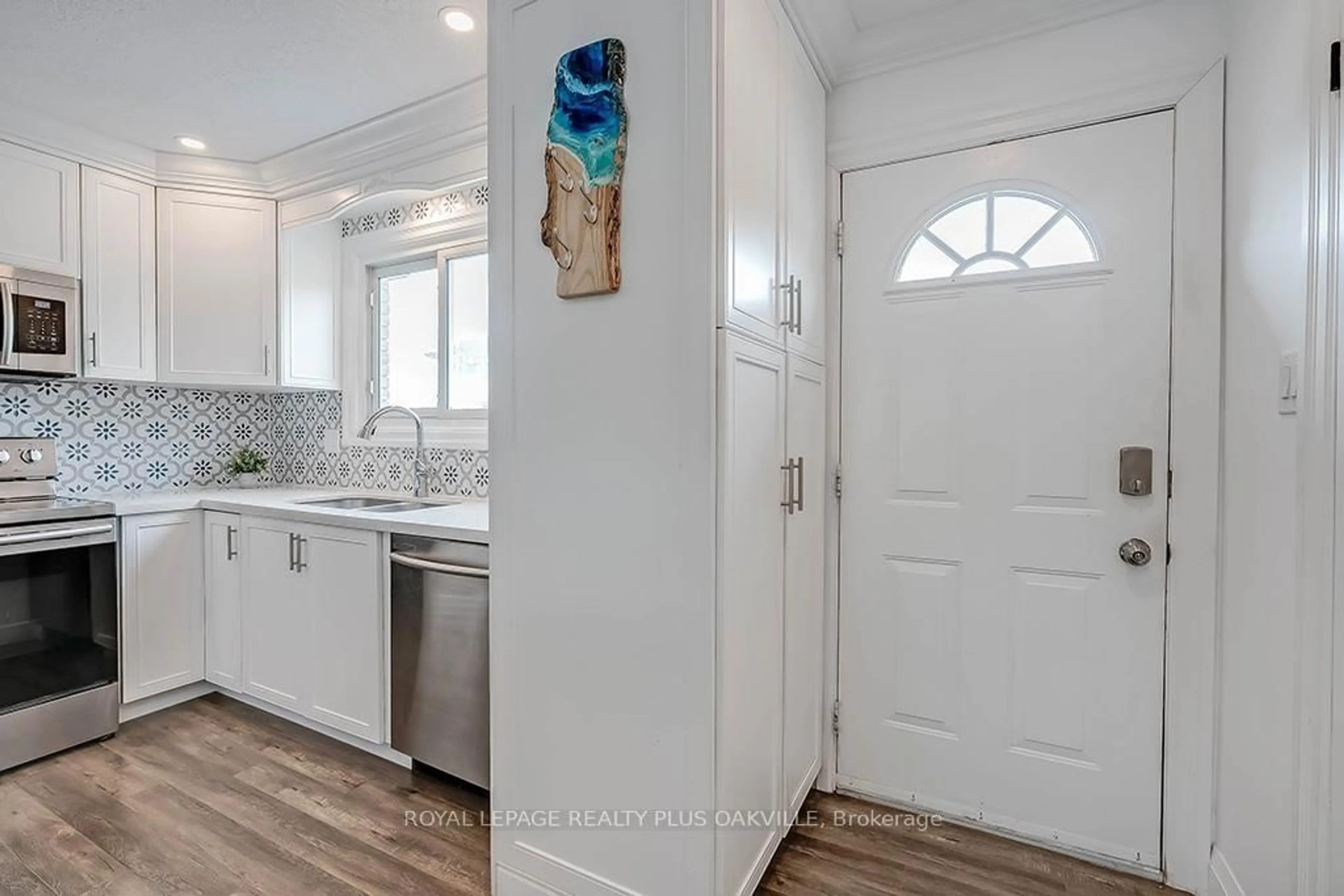 Indoor entryway for 1358 Upper Gage Ave #2, Hamilton Ontario L8W 1N2