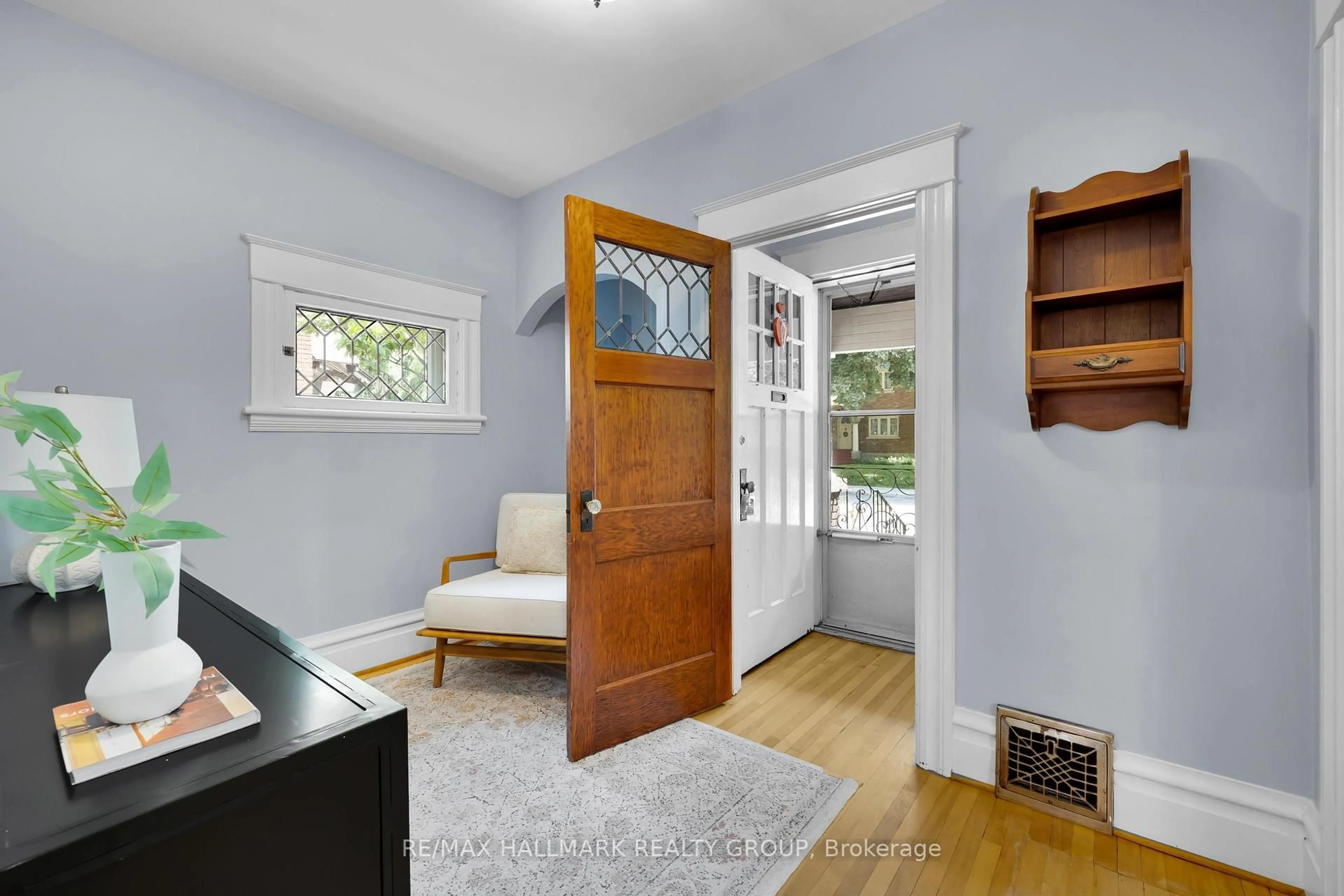 Indoor entryway for 38 Harmer Ave, Ottawa Ontario K1Y 0T4