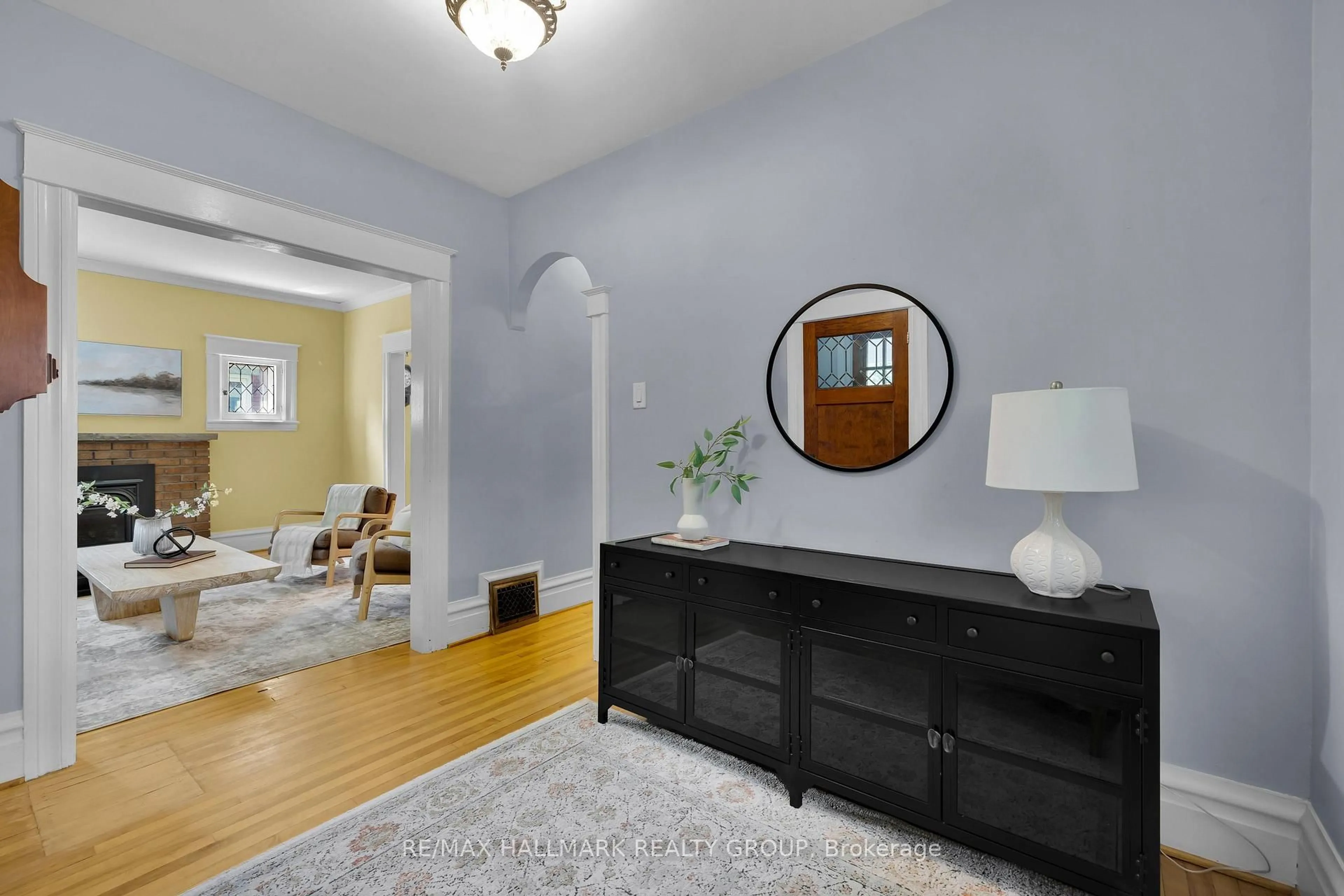 Indoor entryway for 38 Harmer Ave, Ottawa Ontario K1Y 0T4