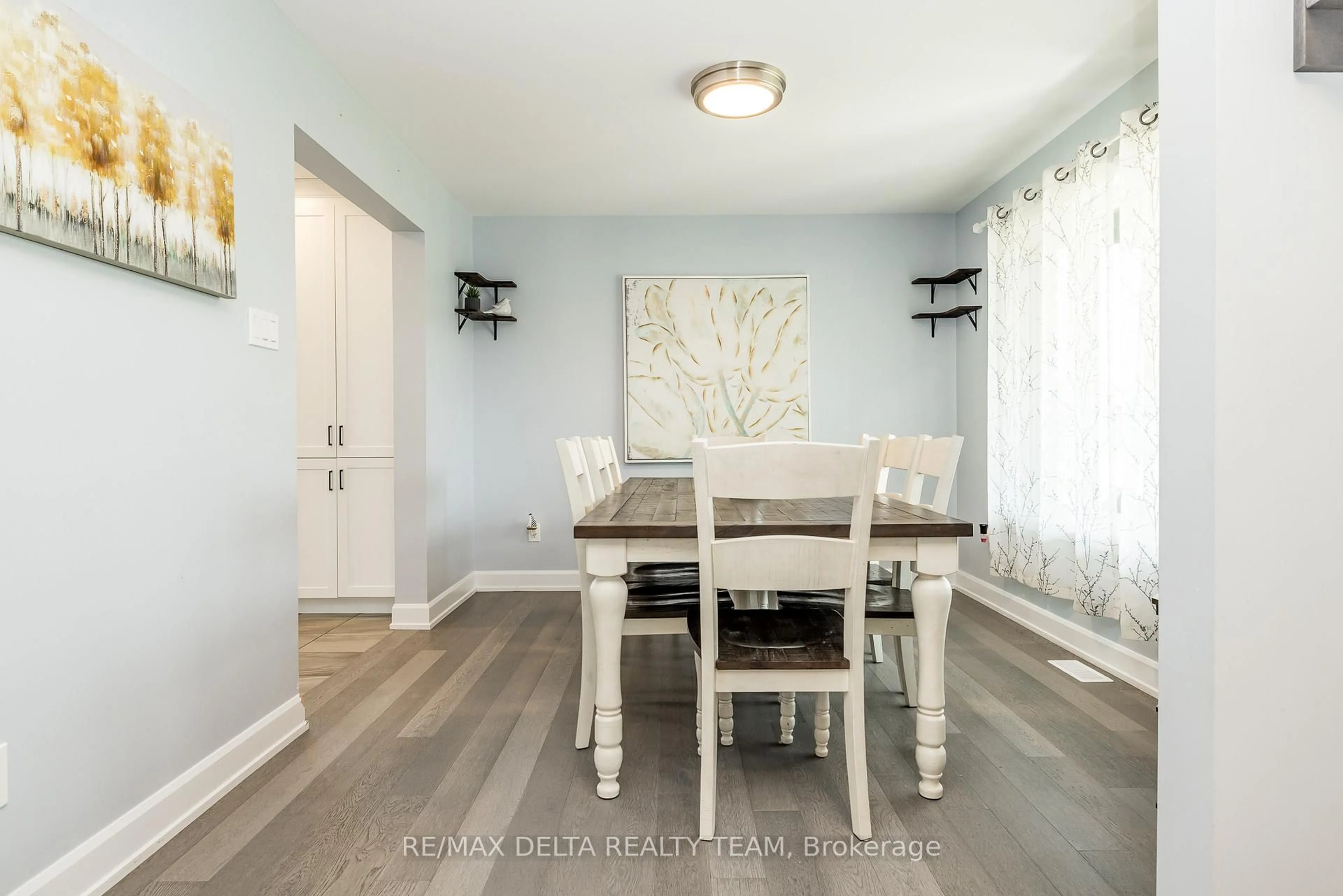Dining room, wood/laminate floor for 223 Station Tr, Russell Ontario K4R 0C9