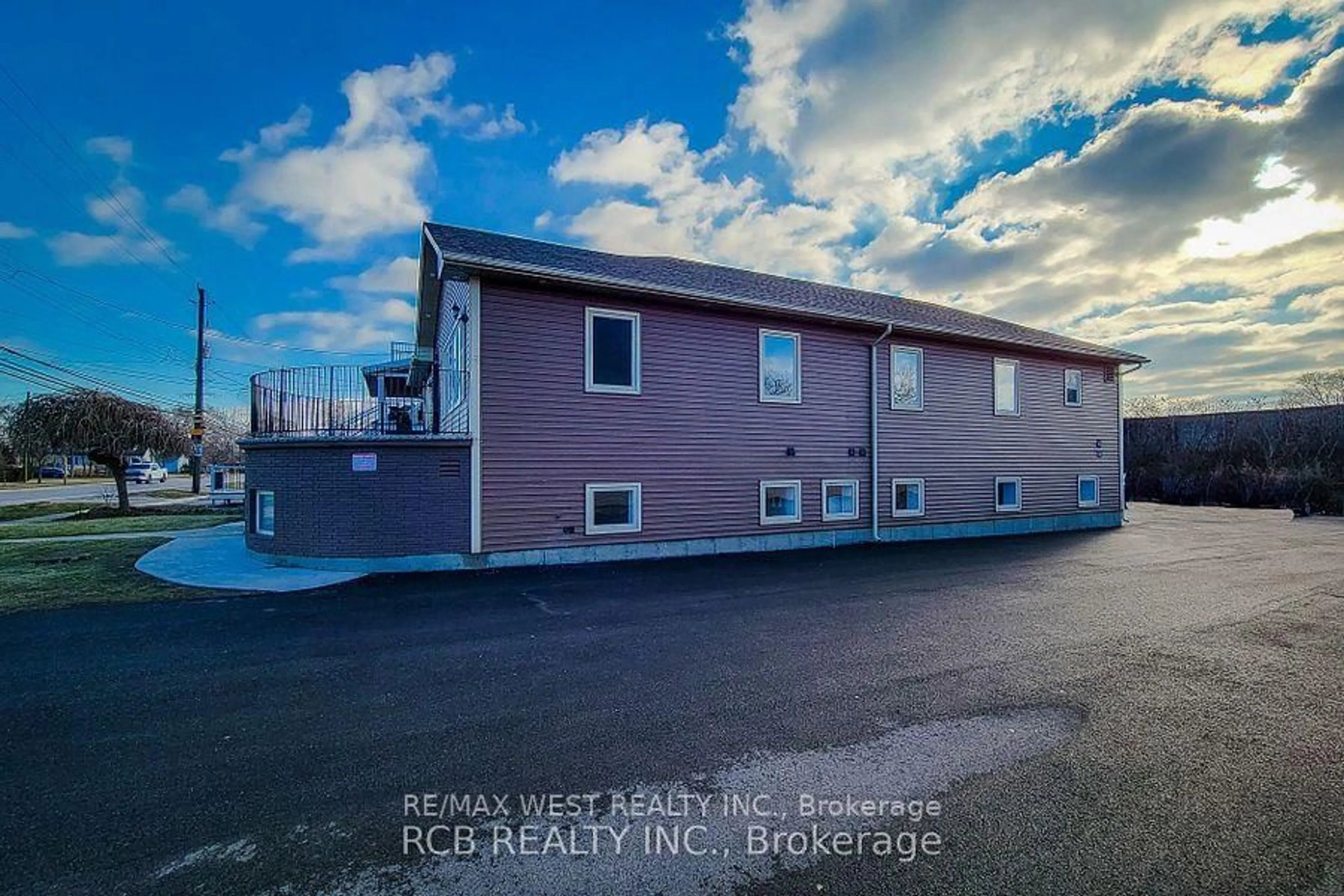 A pic from outside/outdoor area/front of a property/back of a property/a pic from drone, building for 180 Beach Blvd, Hamilton Ontario L8H 6V9