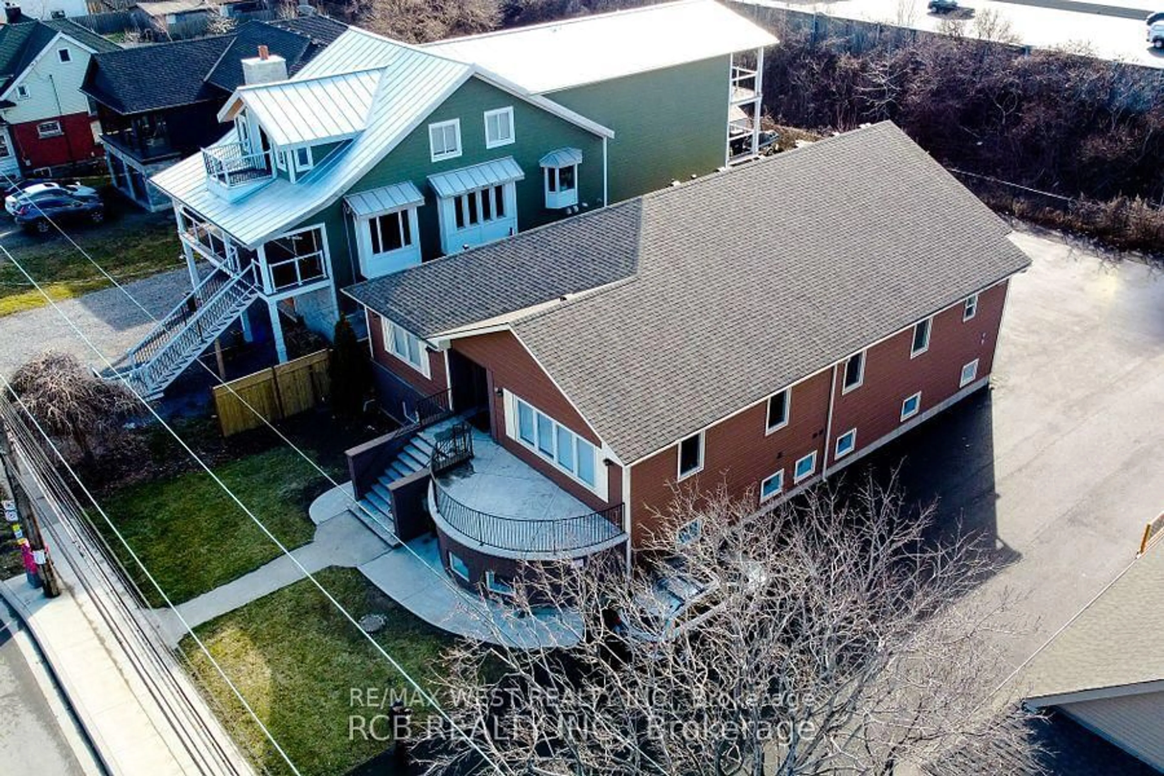 A pic from outside/outdoor area/front of a property/back of a property/a pic from drone, unknown for 180 Beach Blvd, Hamilton Ontario L8H 6V9