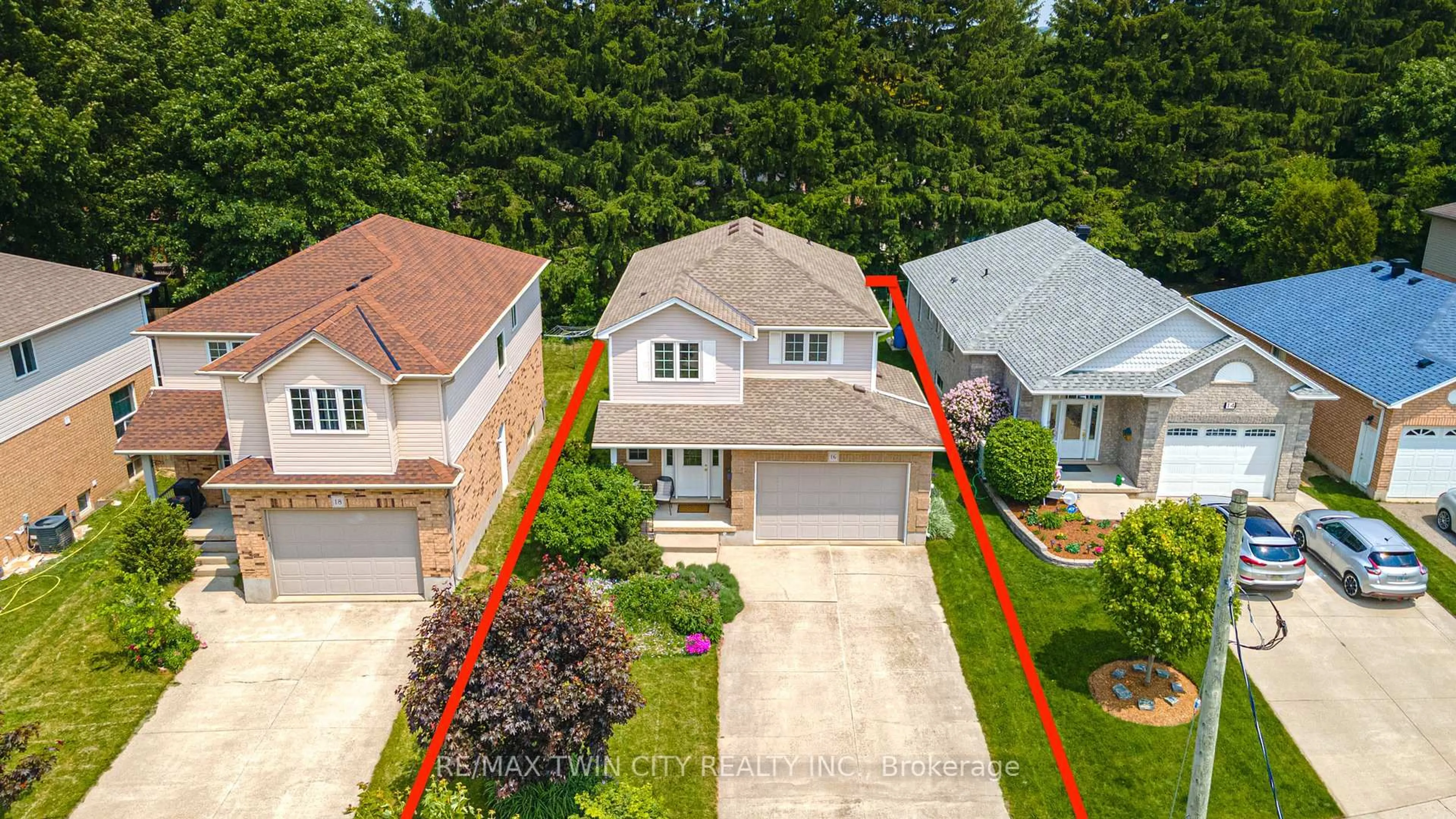 A pic from outside/outdoor area/front of a property/back of a property/a pic from drone, street for 16 Churchill St, Waterloo Ontario N2L 2X2