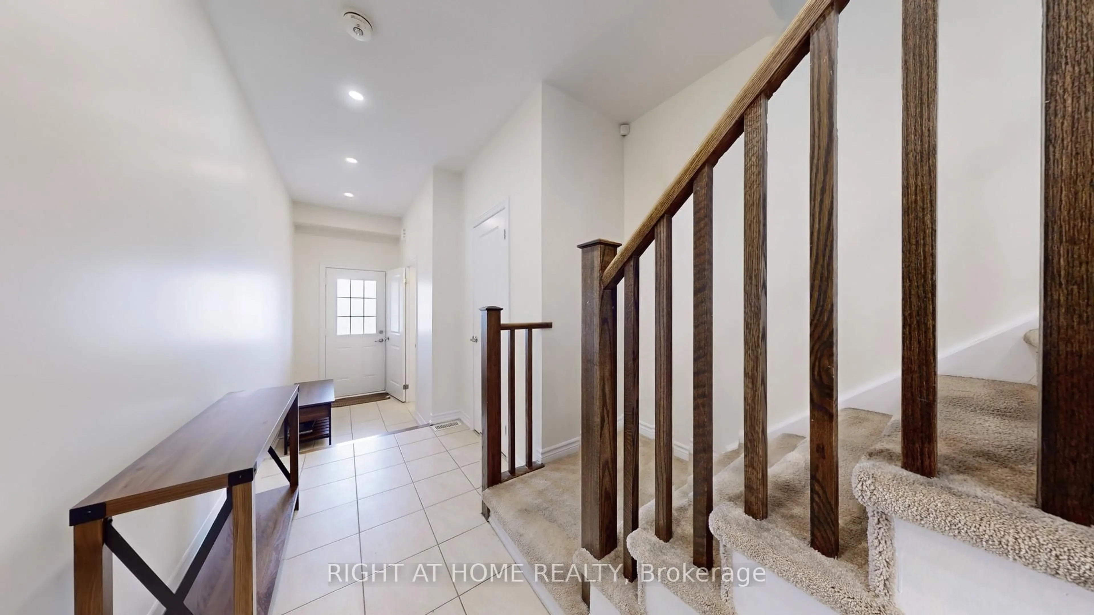Indoor entryway for 124 Mosaic Dr, Hamilton Ontario L8B 1W4