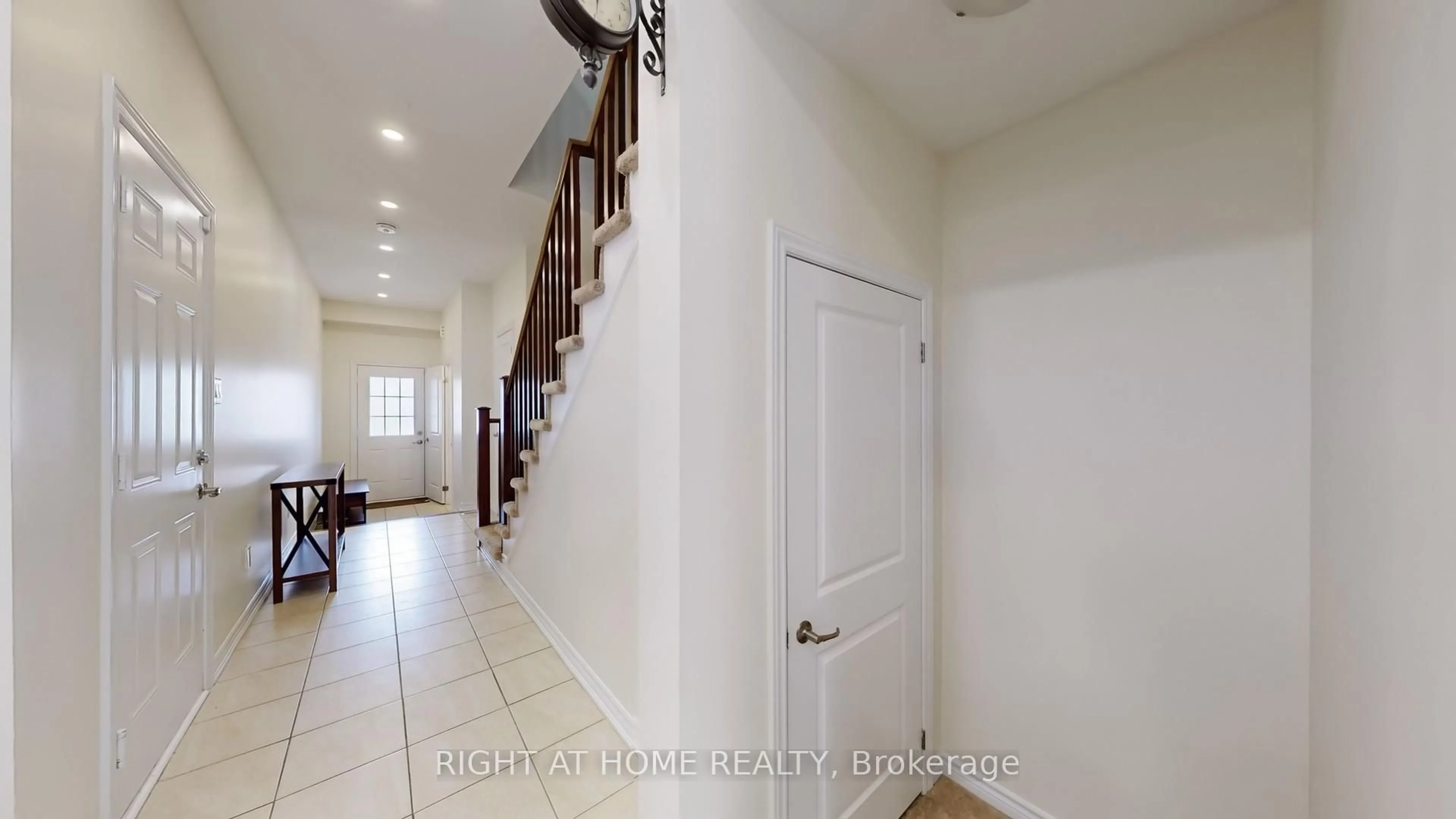 Indoor entryway for 124 Mosaic Dr, Hamilton Ontario L8B 1W4