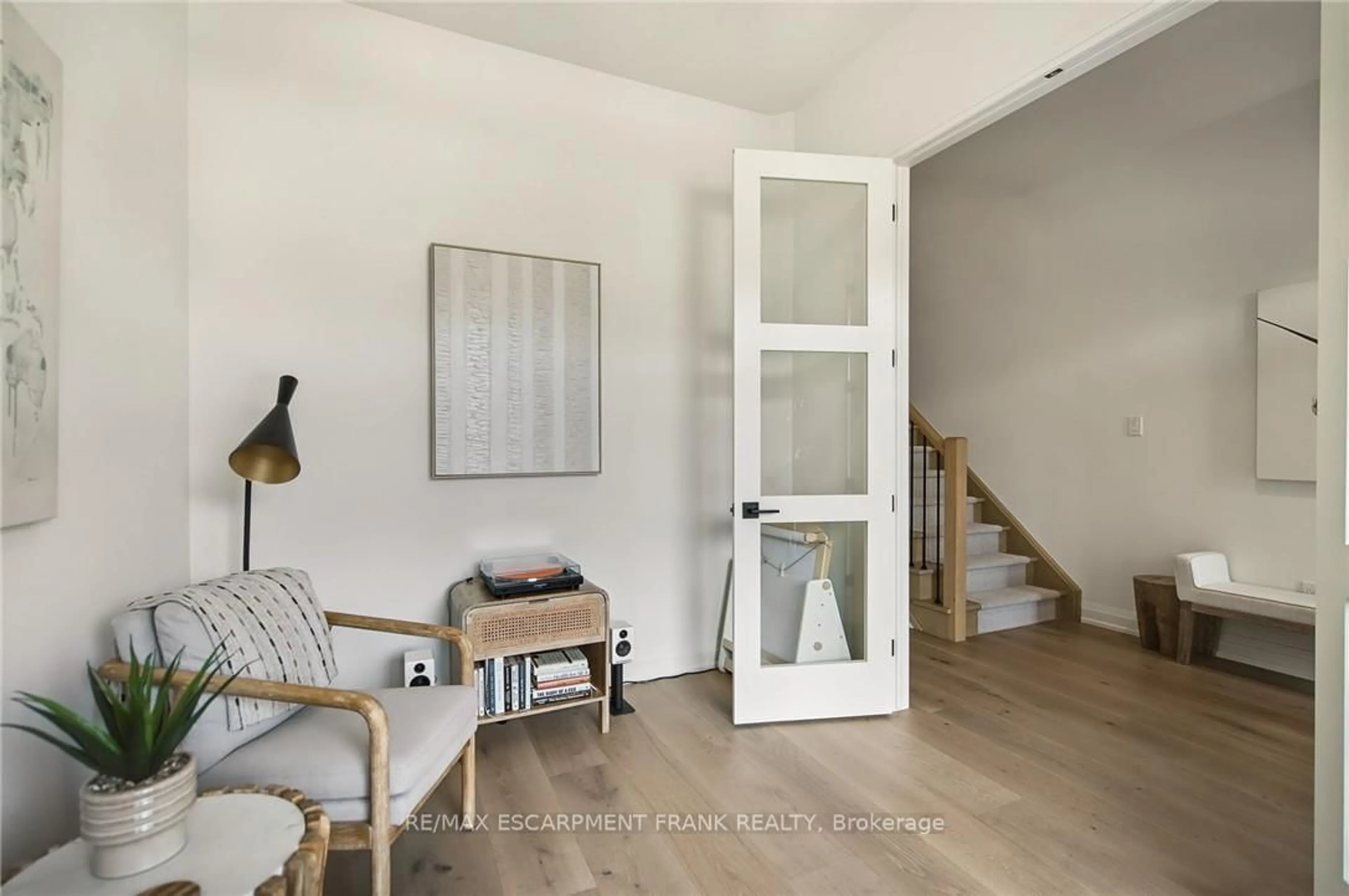 Indoor entryway for 391 KLEIN Circ, Hamilton Ontario L9K 0K3