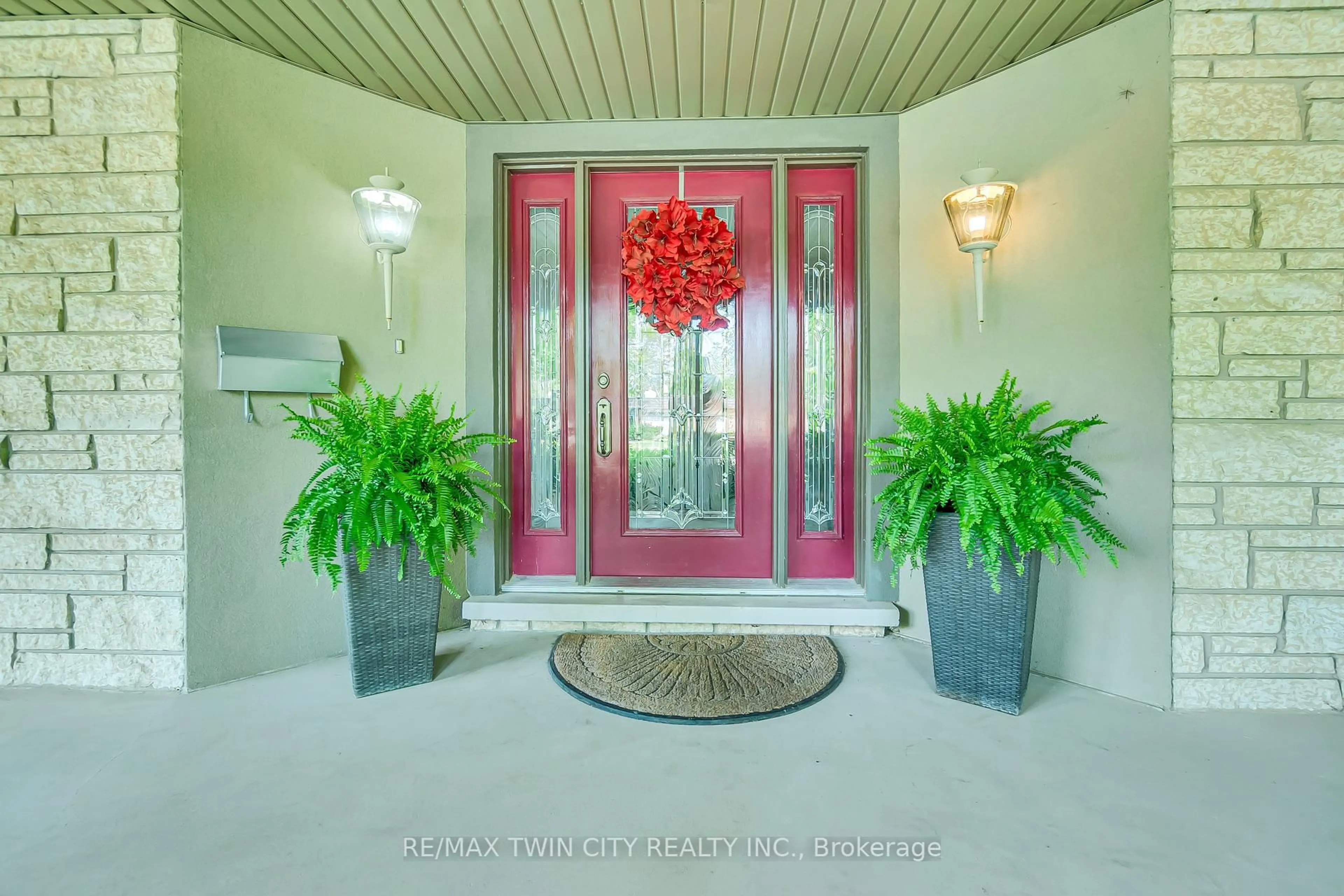 Indoor entryway for 358 Green Acres Dr, Waterloo Ontario N2K 1Z1